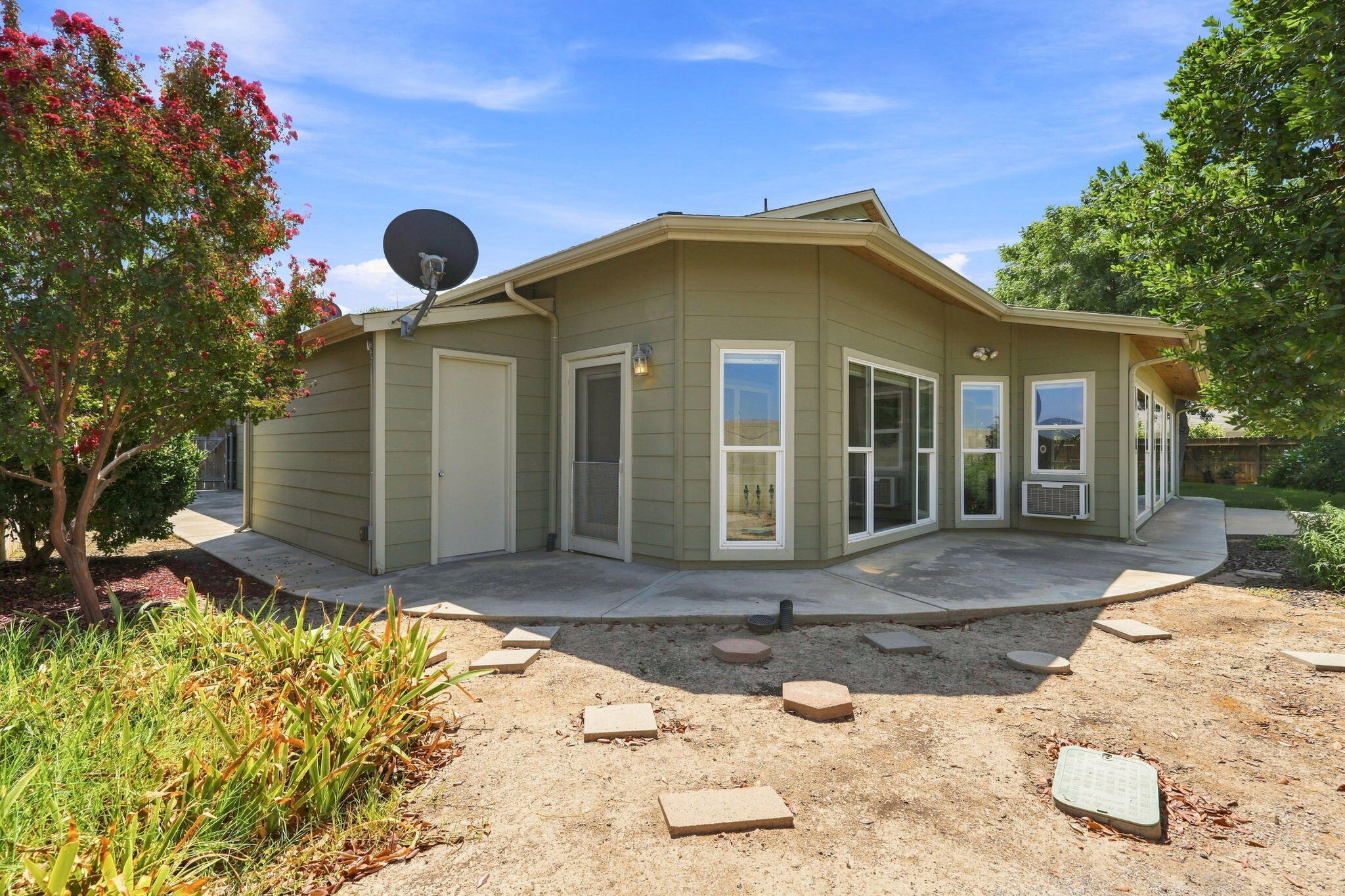 696 Rolling Hills Ct, Exeter, CA 93221