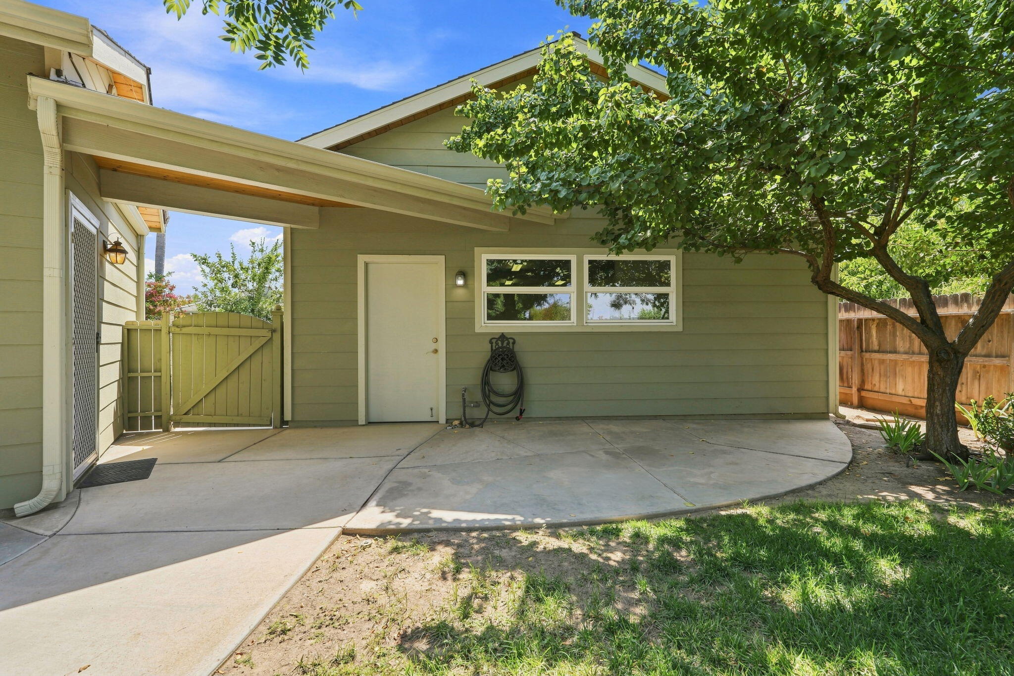 696 Rolling Hills Ct, Exeter, CA 93221