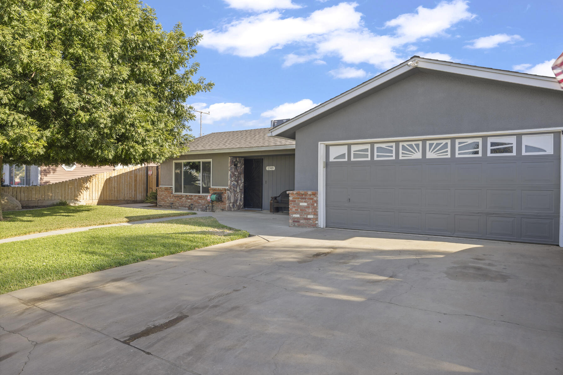 1749 E Kohn Ave, Tulare, CA 93274