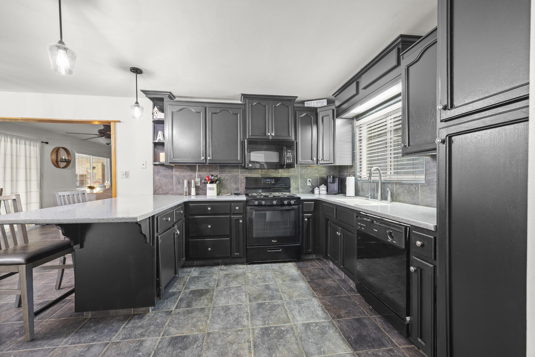 1749 E Kohn Ave, Tulare, CA 93274