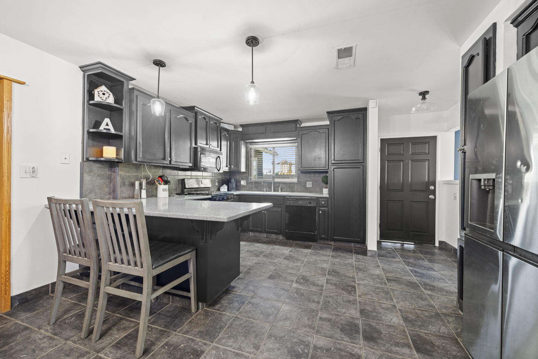 1749 E Kohn Ave, Tulare, CA 93274