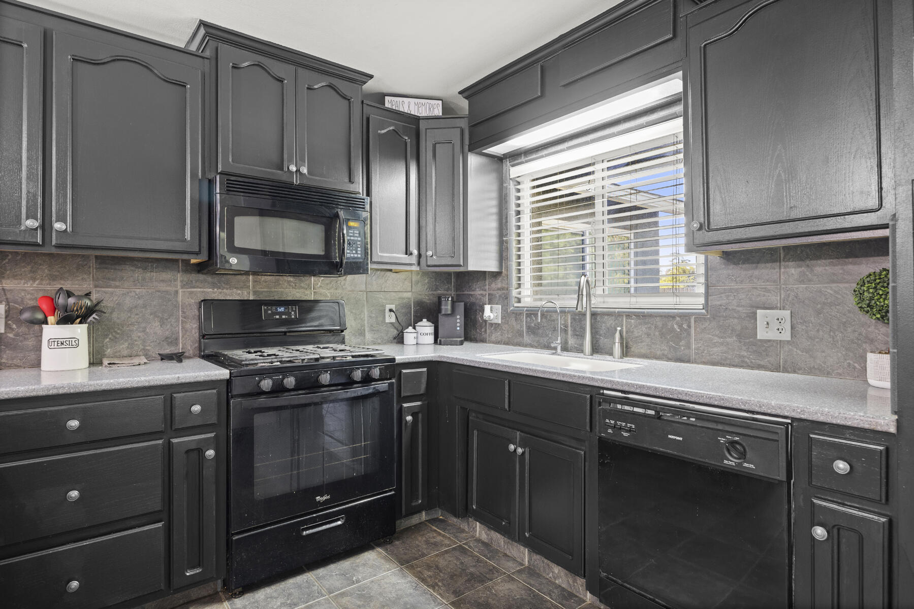 1749 E Kohn Ave, Tulare, CA 93274
