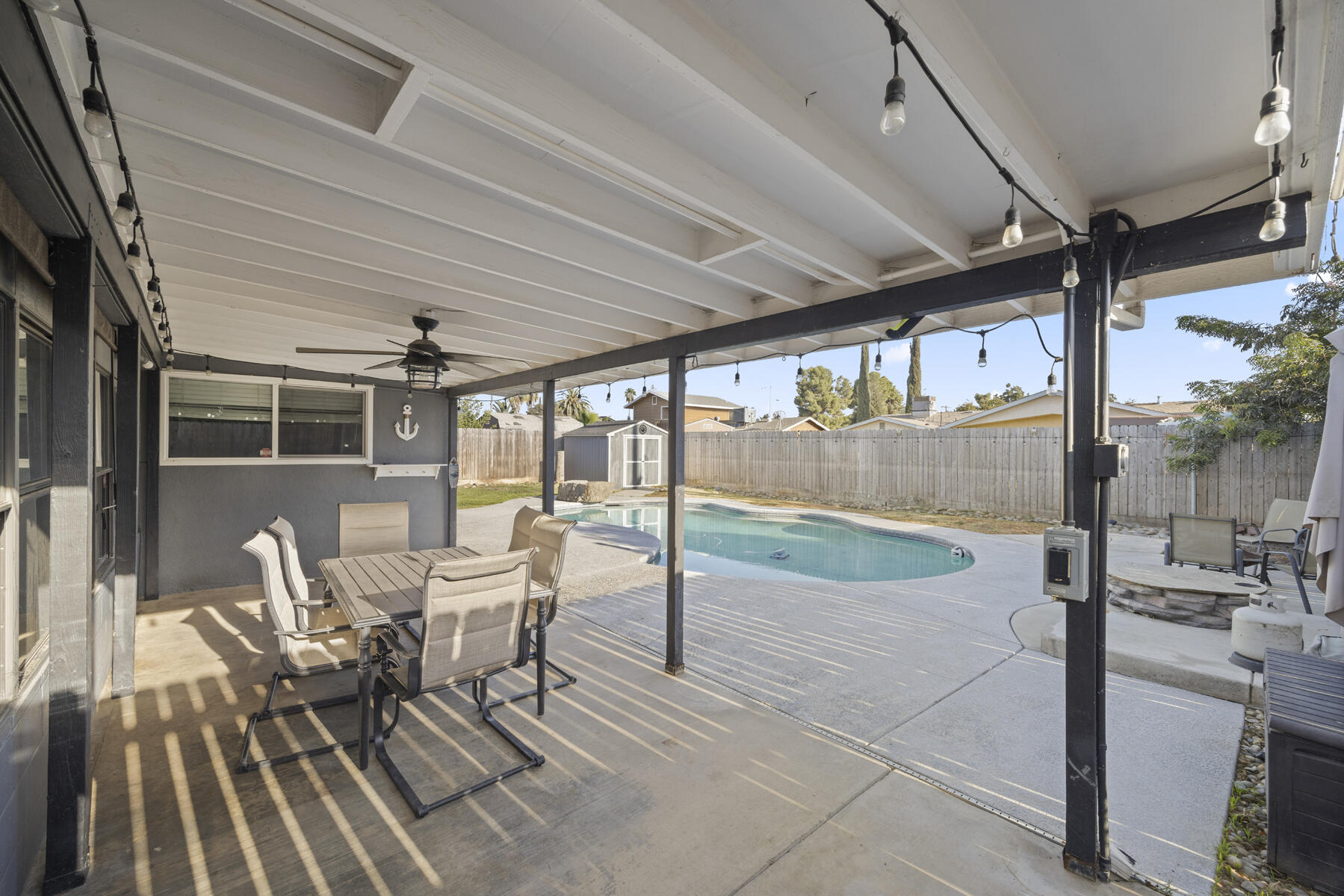 1749 E Kohn Ave, Tulare, CA 93274