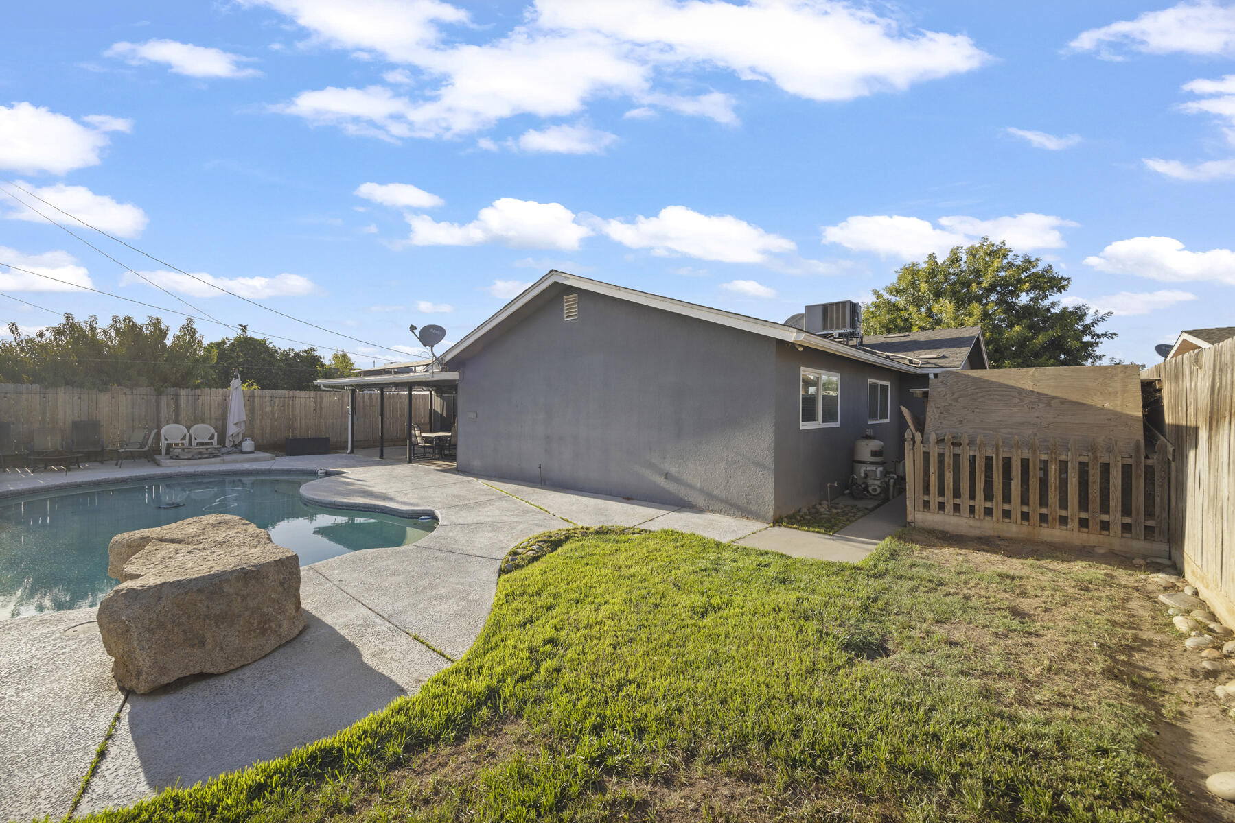 1749 E Kohn Ave, Tulare, CA 93274