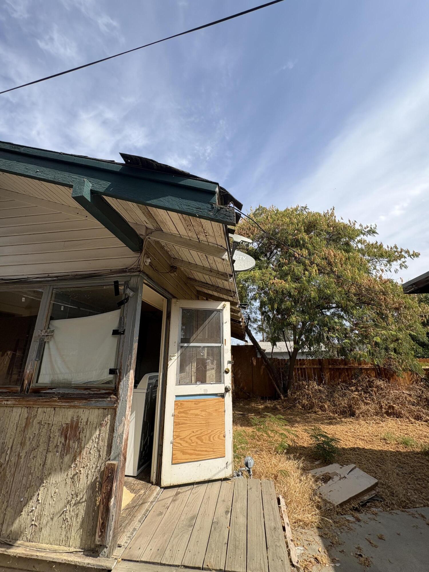 908 S Court St, Visalia, CA 93277