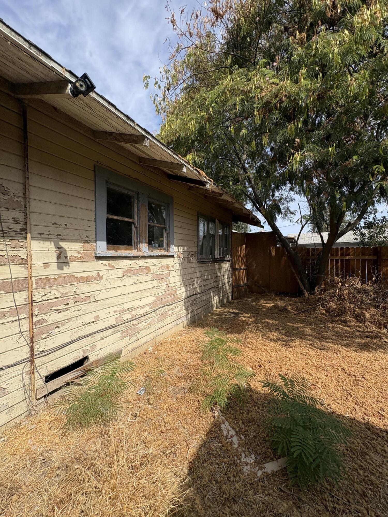 908 S Court St, Visalia, CA 93277