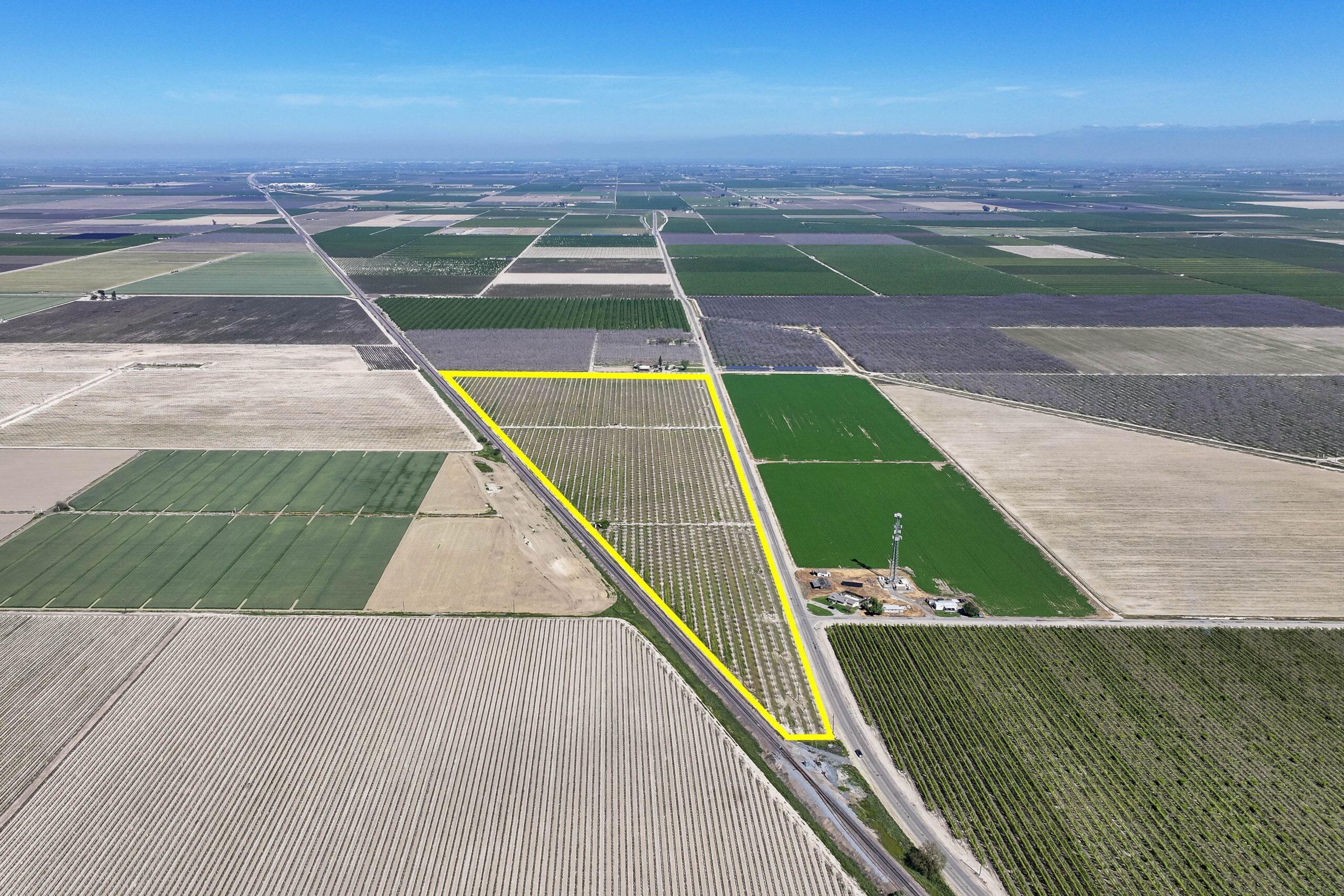 91 E Harlan Ave, Laton, CA 93242