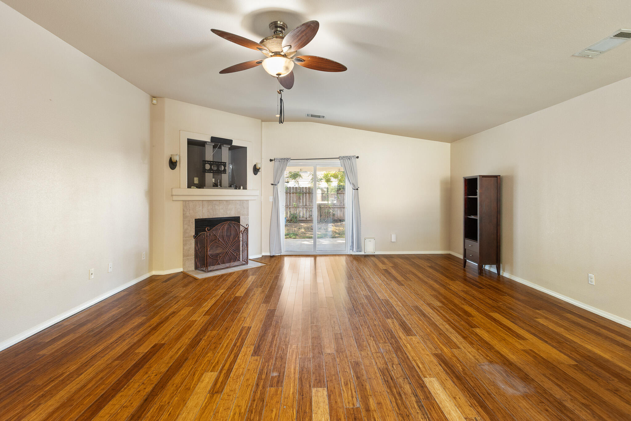 1865 La Vida Ave, Porterville, CA 93257