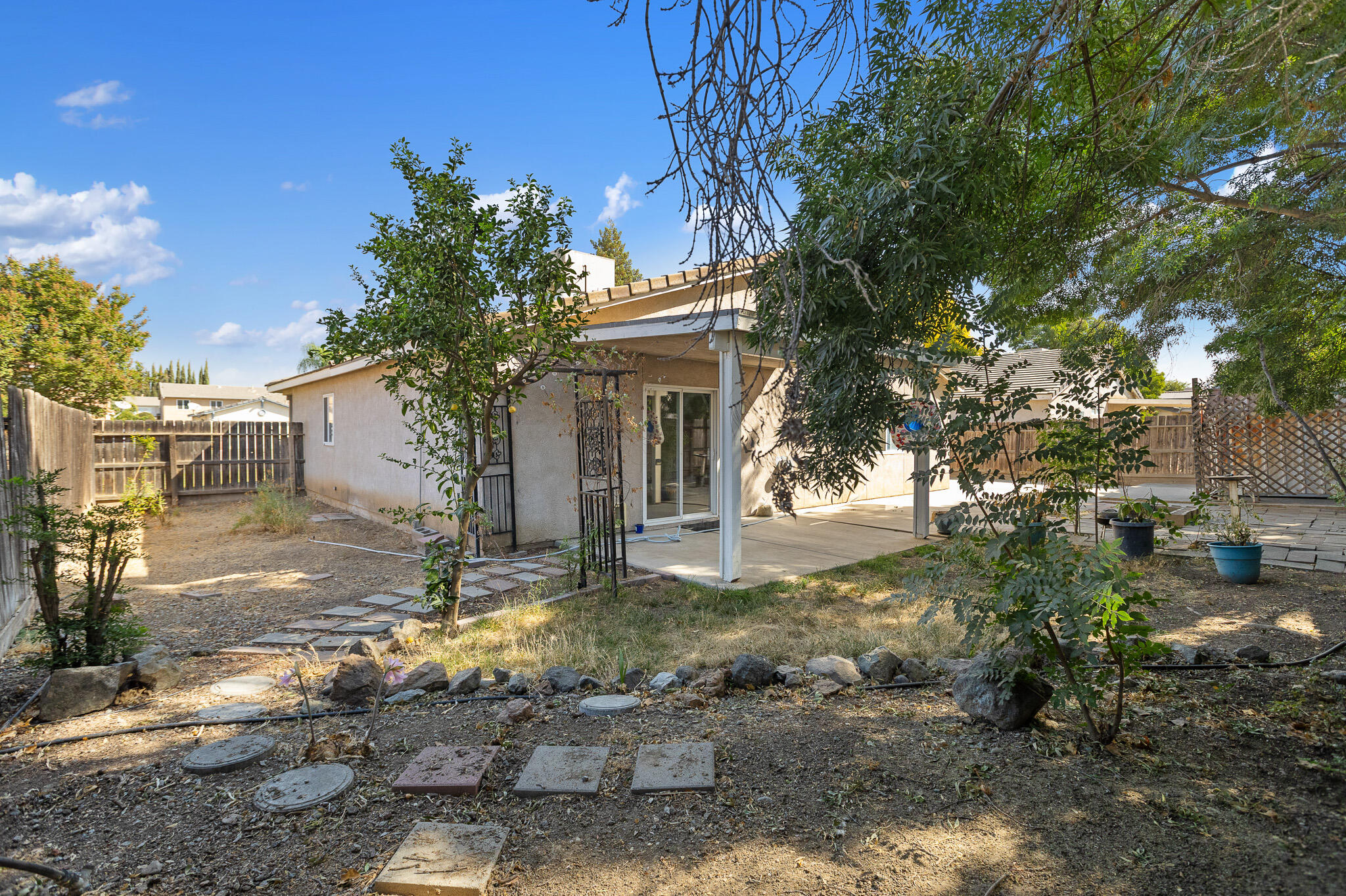 1865 La Vida Ave, Porterville, CA 93257