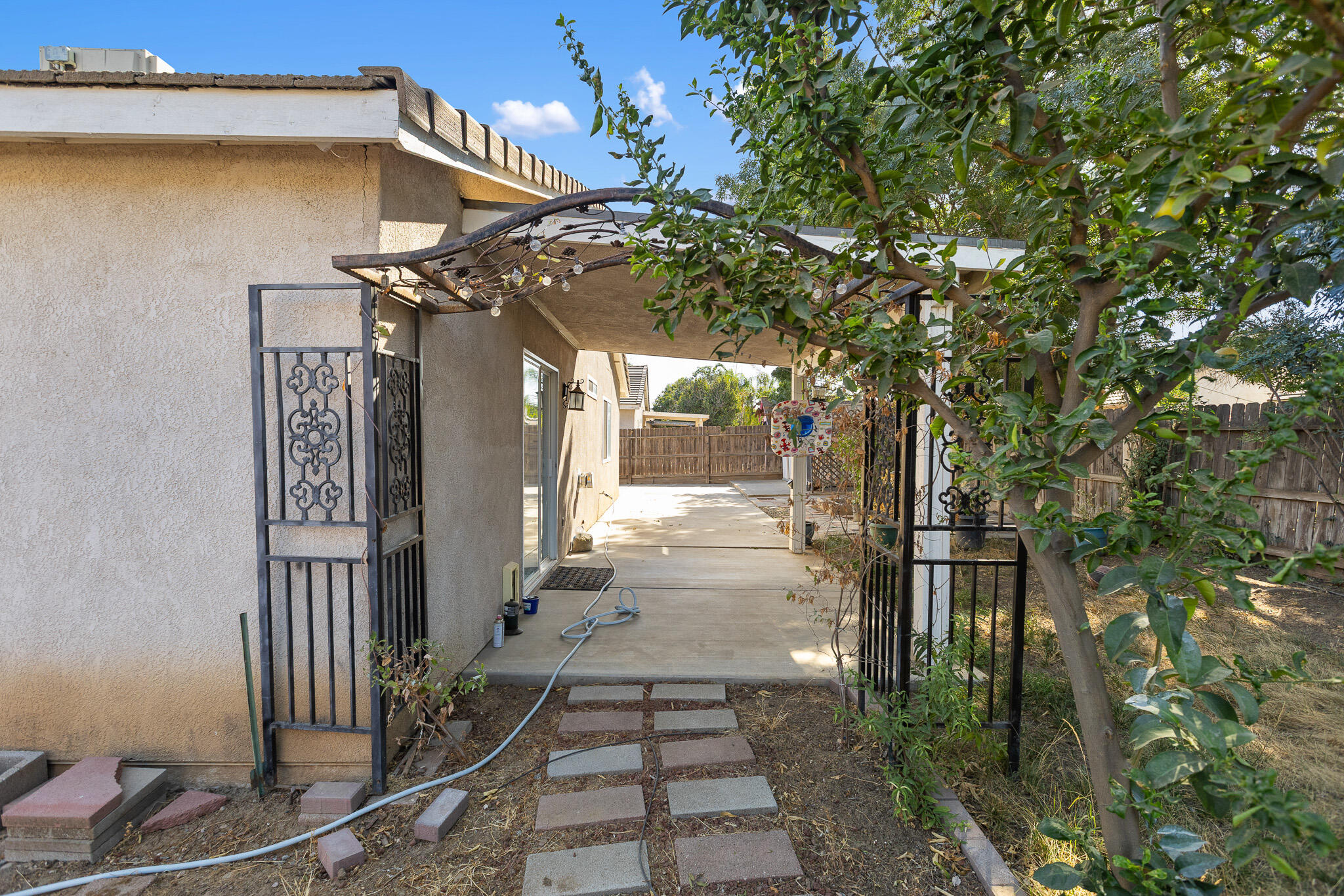 1865 La Vida Ave, Porterville, CA 93257