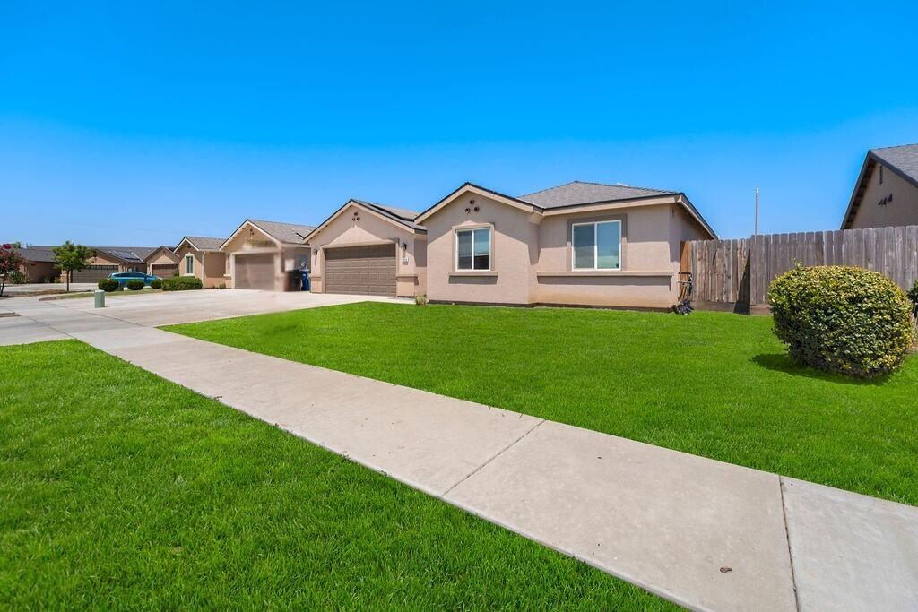 2439 Madeline Dr, Hanford, CA 93230