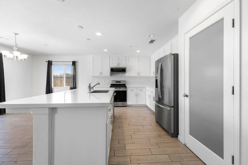 2439 Madeline Dr, Hanford, CA 93230