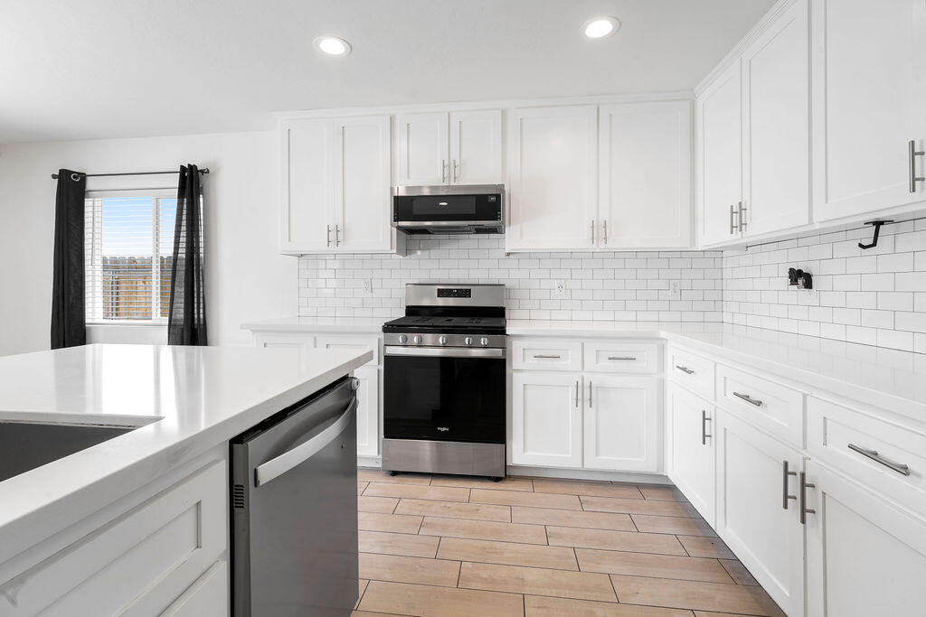 2439 Madeline Dr, Hanford, CA 93230