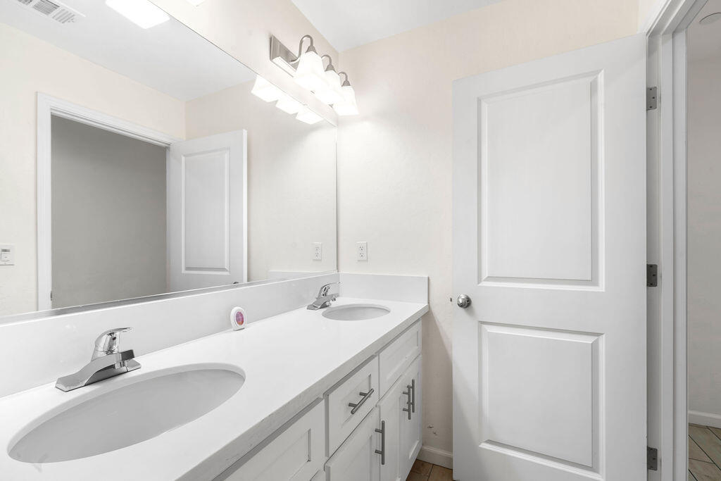 2439 Madeline Dr, Hanford, CA 93230