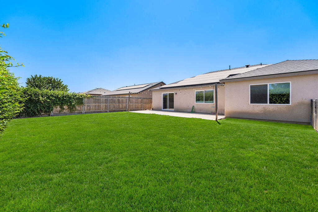 2439 Madeline Dr, Hanford, CA 93230