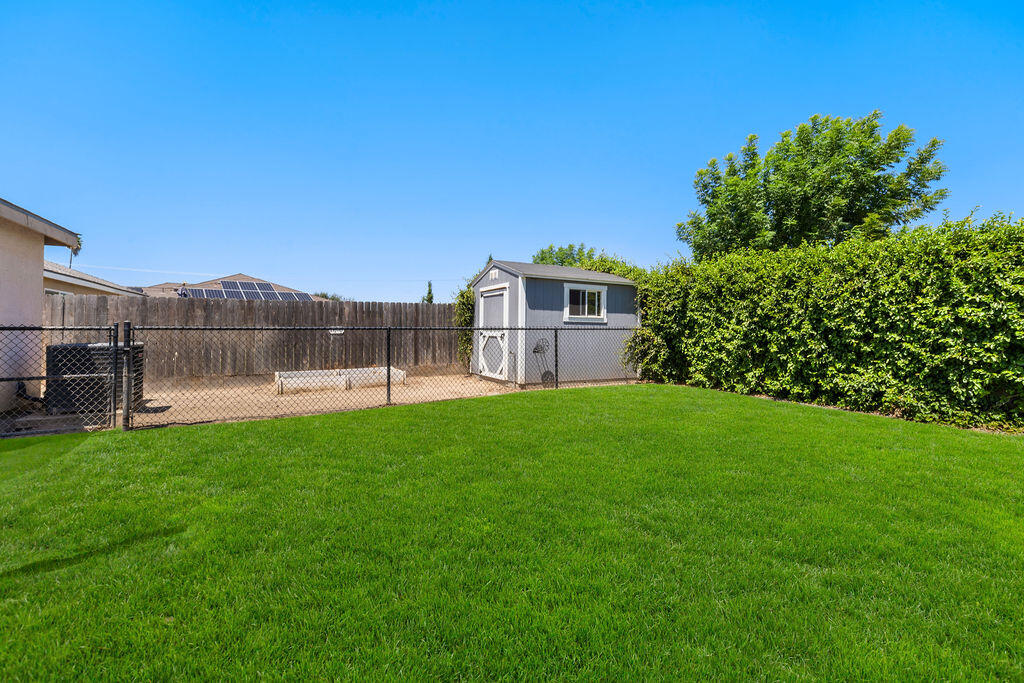 2439 Madeline Dr, Hanford, CA 93230