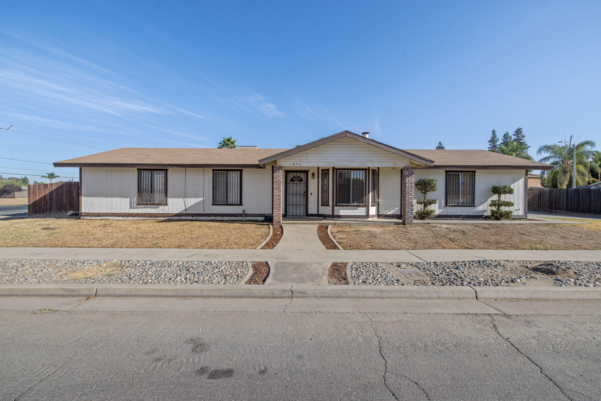 1296 W San Mateo Ave, Tulare, CA 93274
