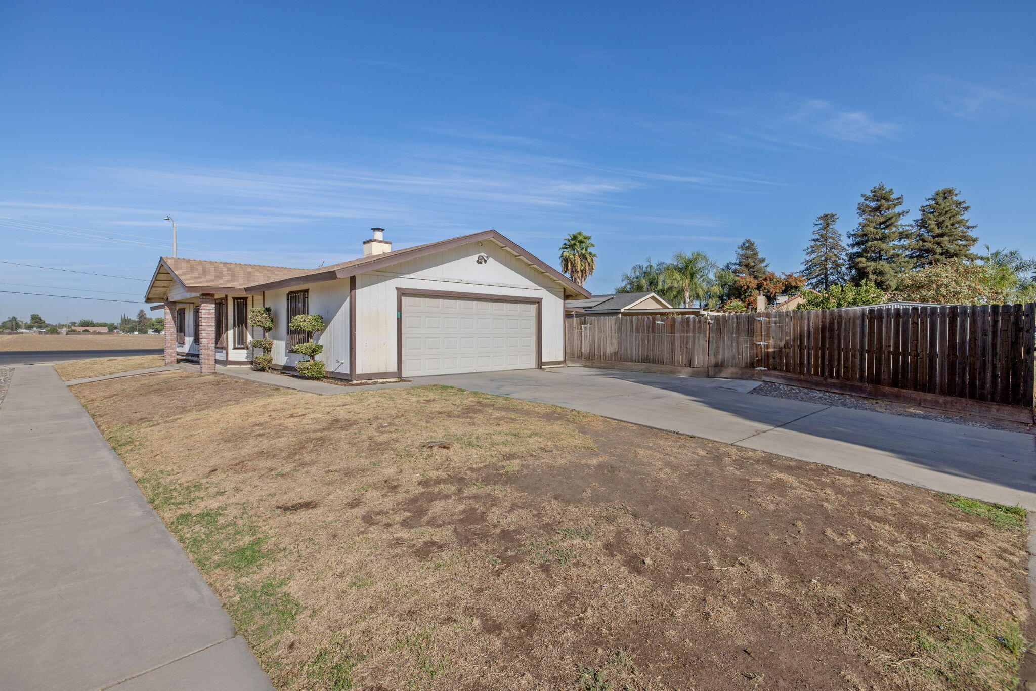 1296 W San Mateo Ave, Tulare, CA 93274