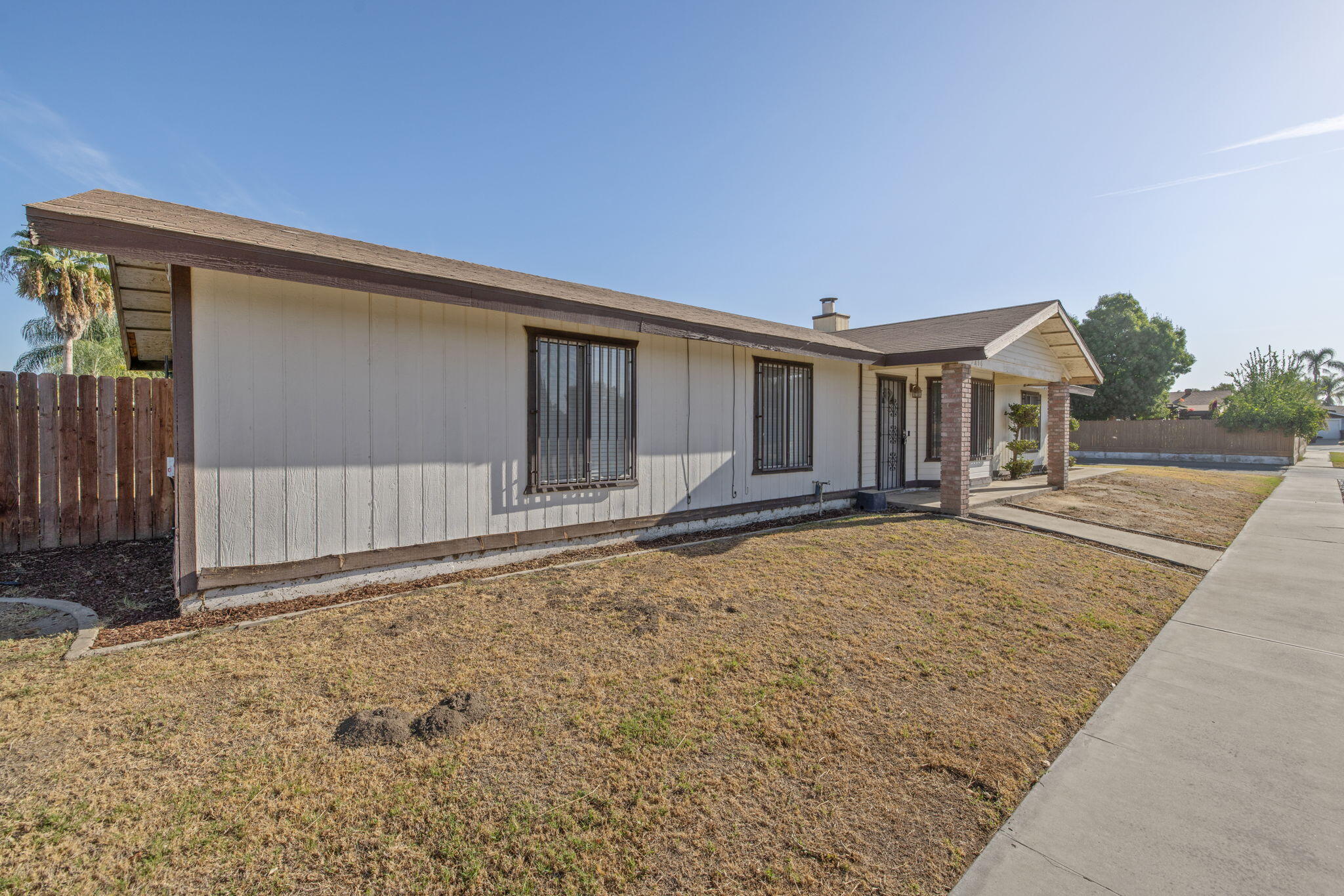 1296 W San Mateo Ave, Tulare, CA 93274