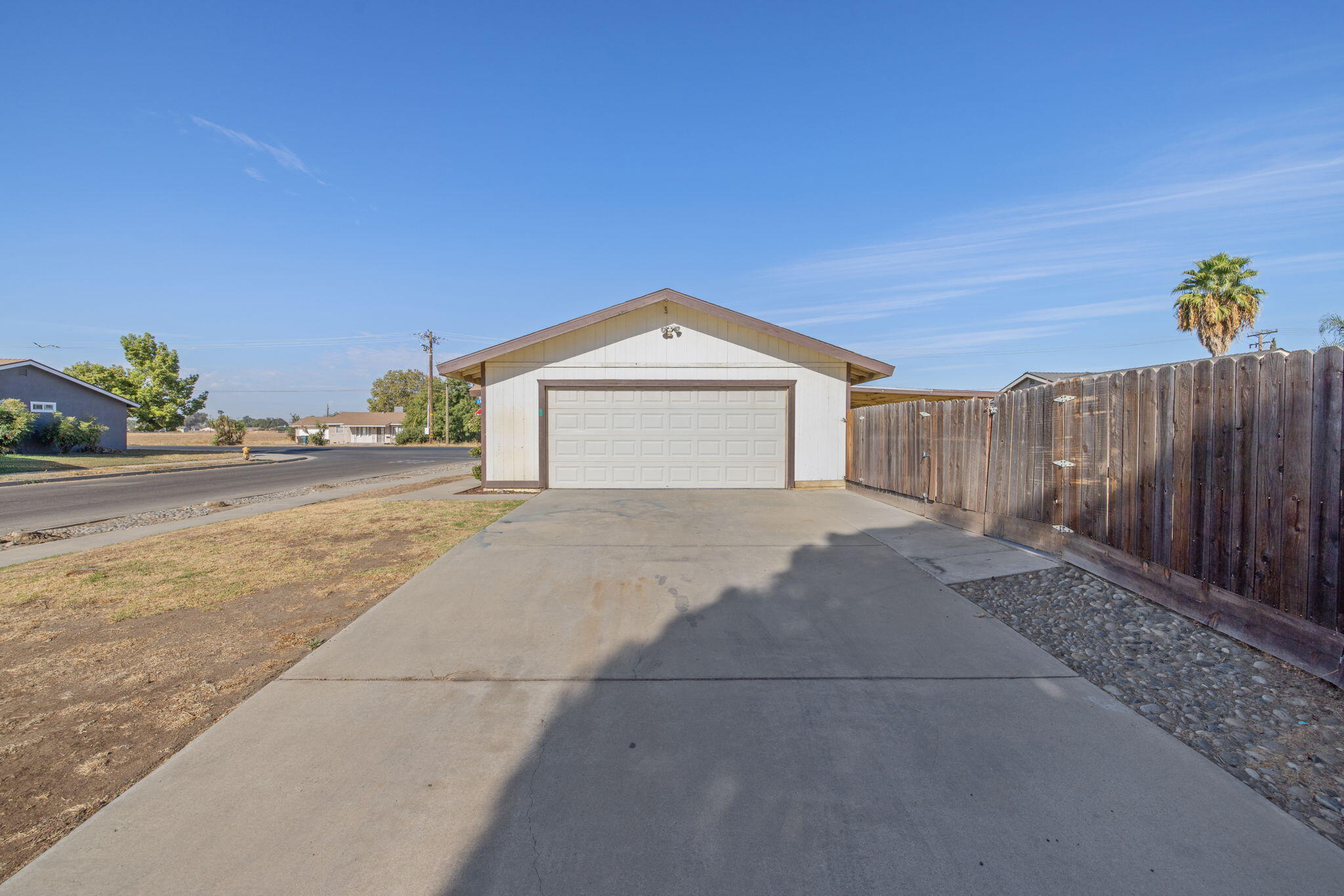 1296 W San Mateo Ave, Tulare, CA 93274