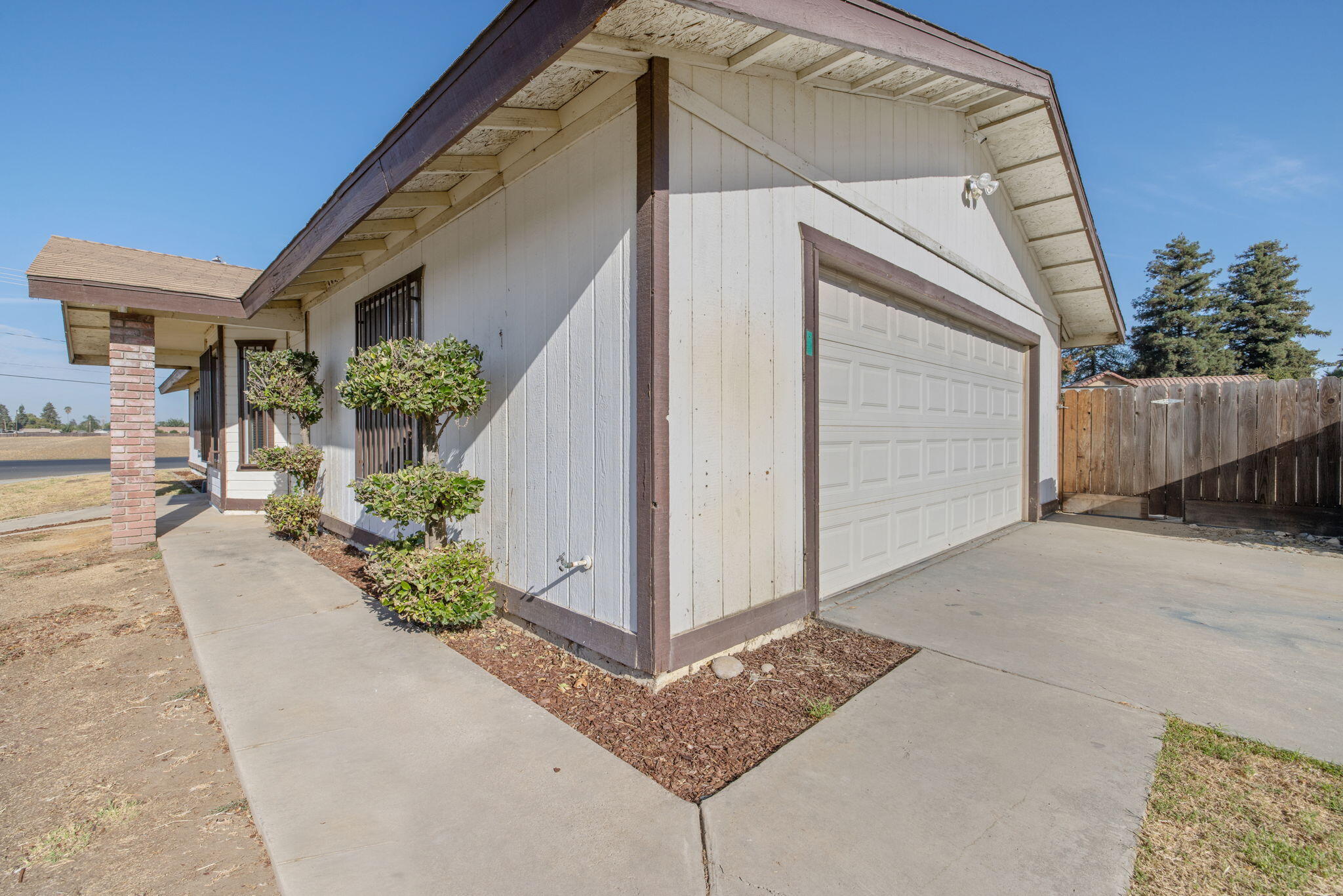 1296 W San Mateo Ave, Tulare, CA 93274