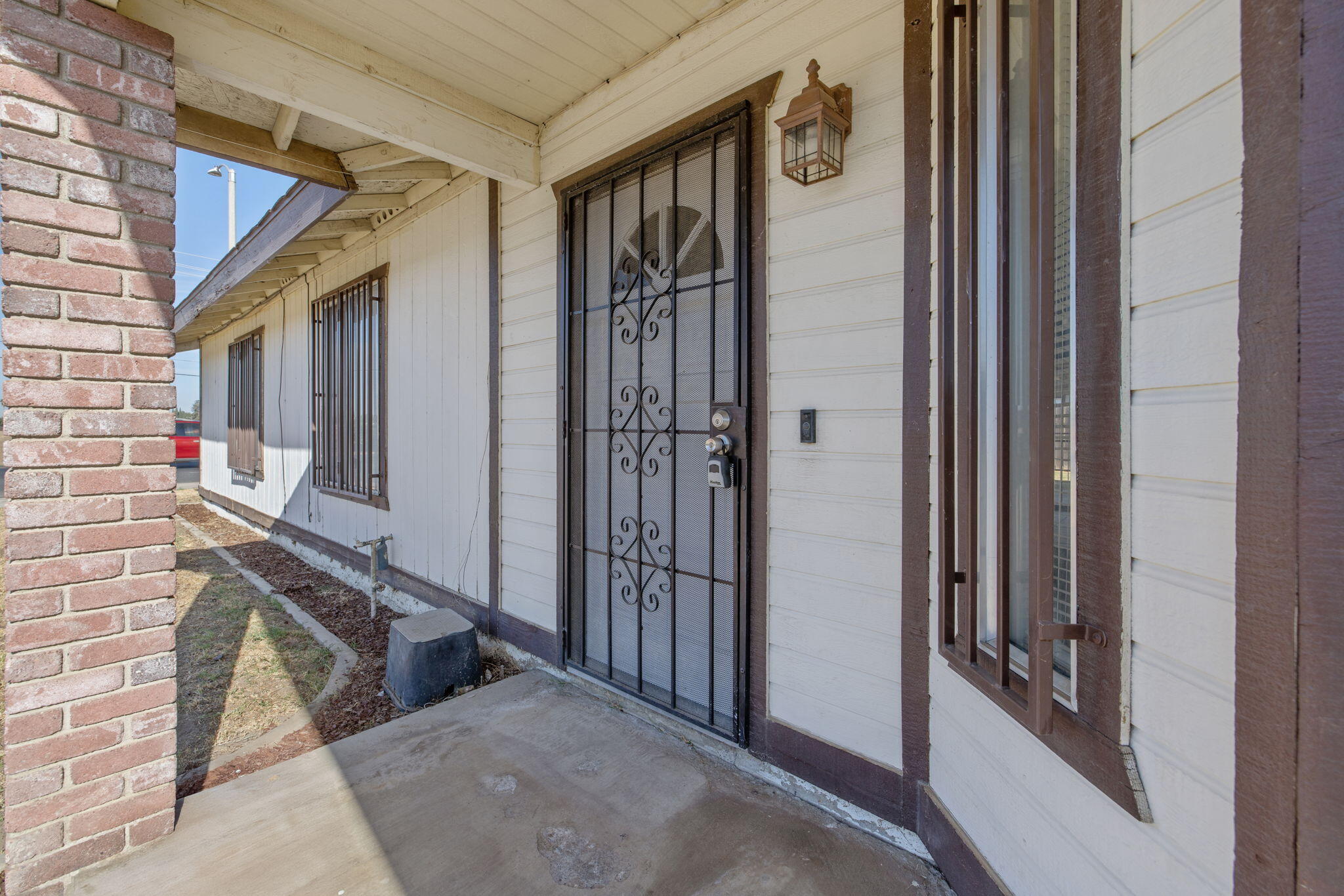 1296 W San Mateo Ave, Tulare, CA 93274