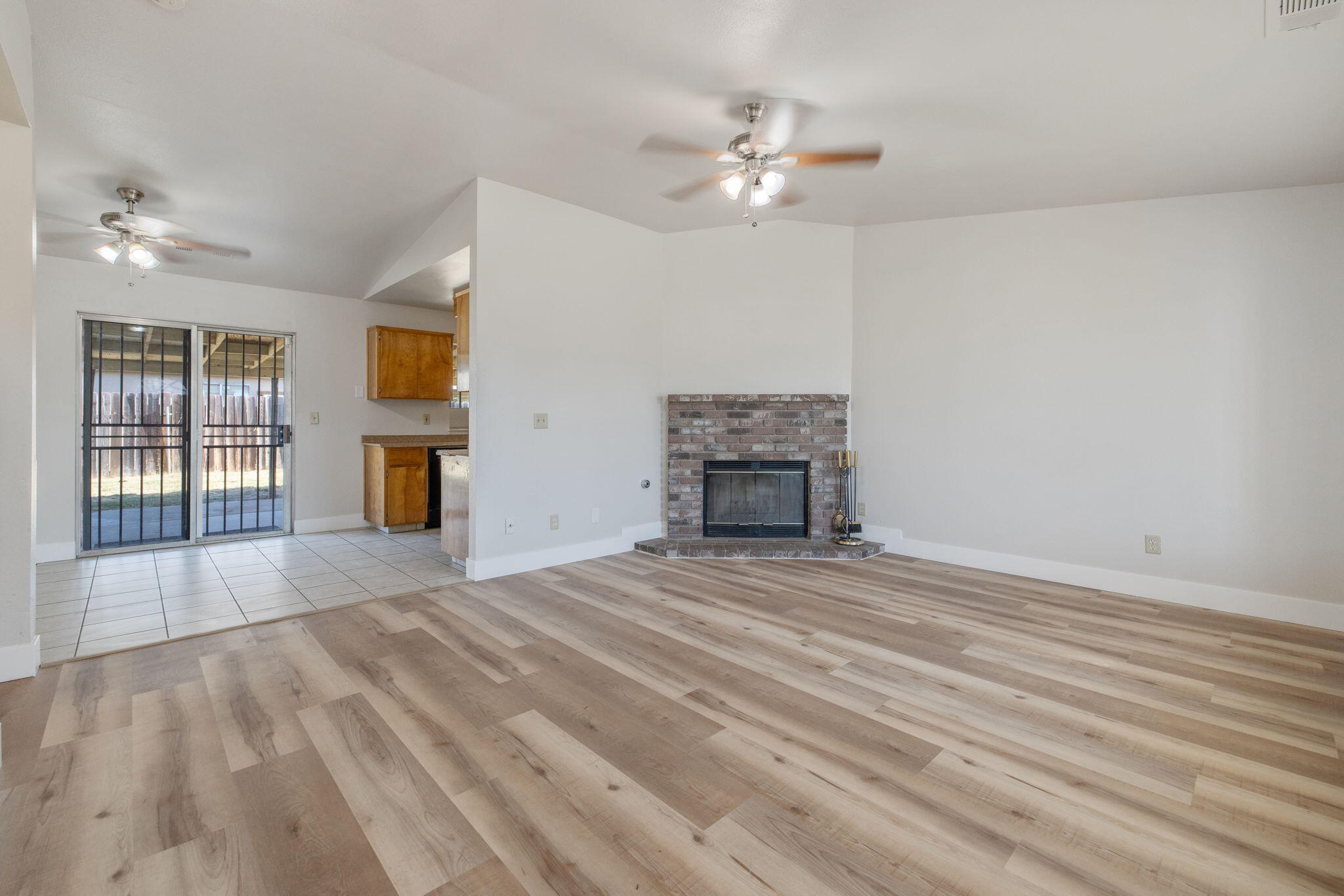 1296 W San Mateo Ave, Tulare, CA 93274