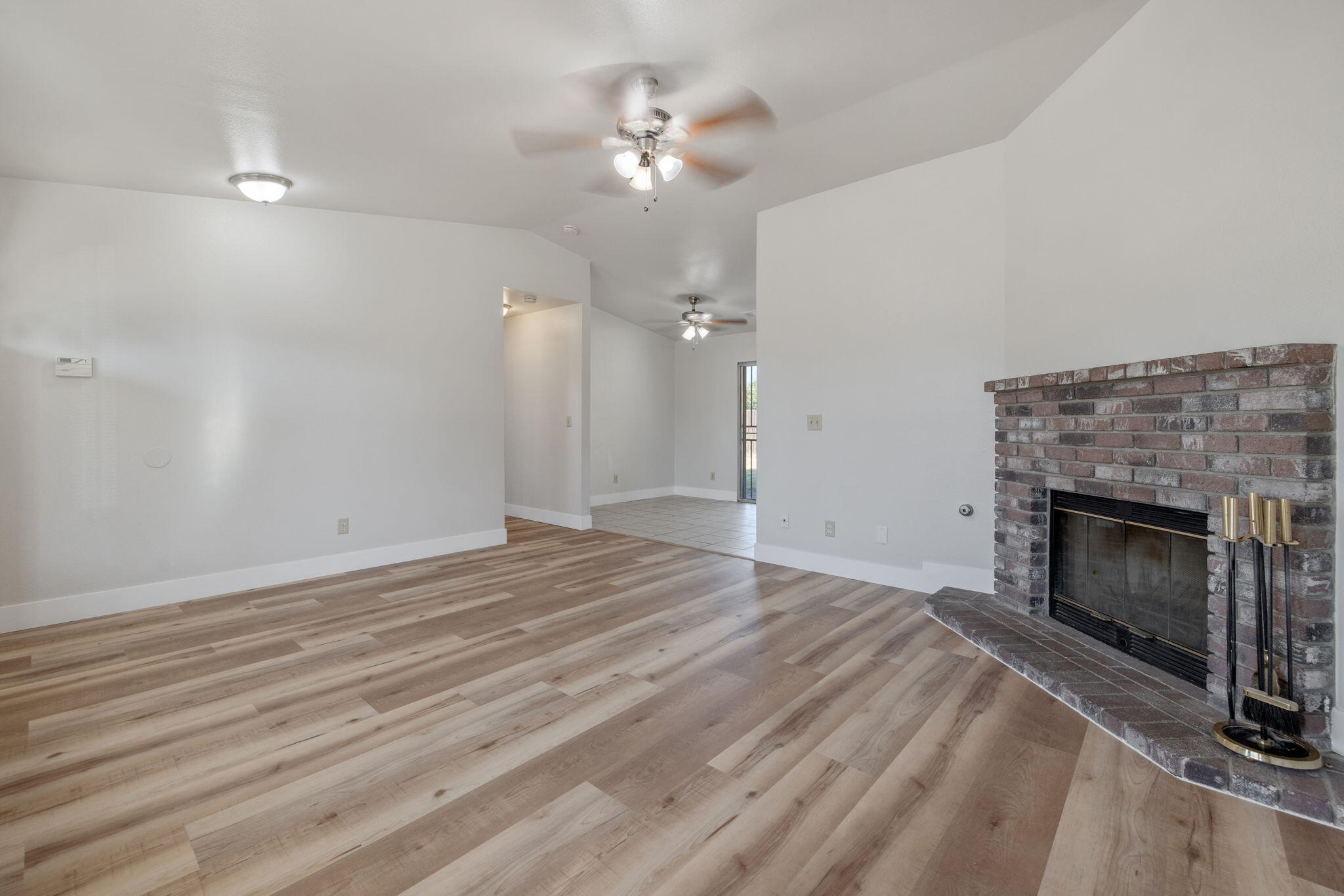 1296 W San Mateo Ave, Tulare, CA 93274