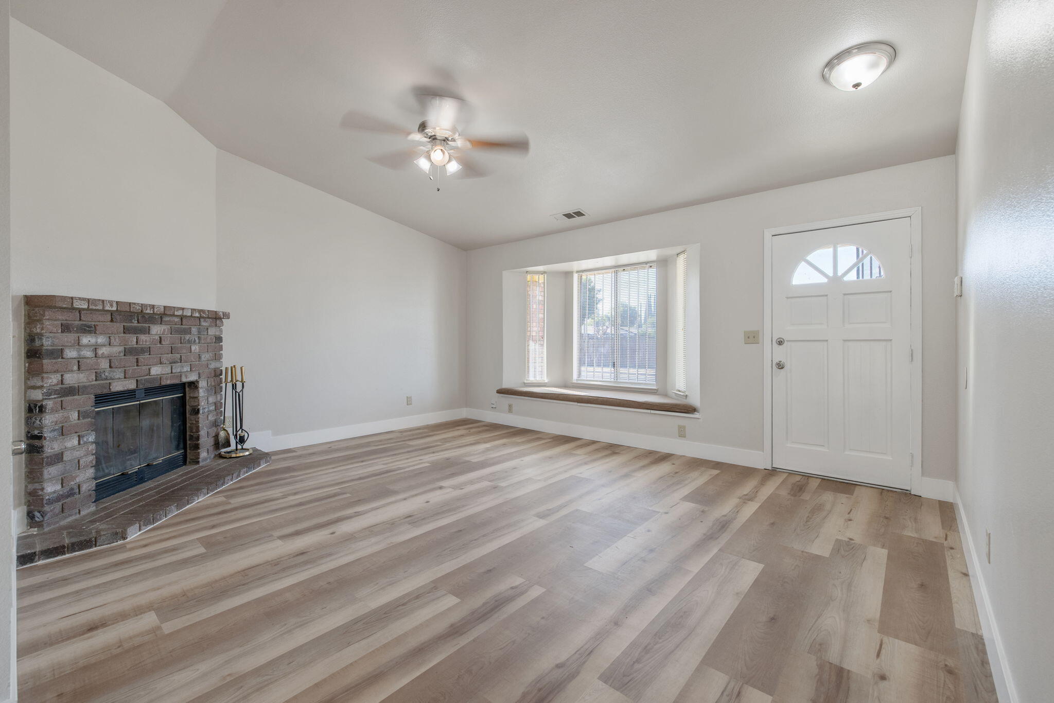 1296 W San Mateo Ave, Tulare, CA 93274