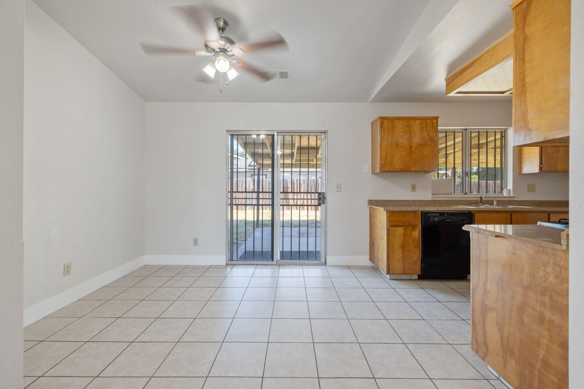 1296 W San Mateo Ave, Tulare, CA 93274