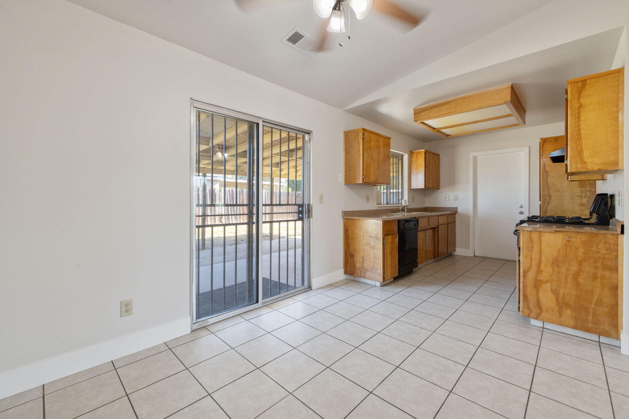 1296 W San Mateo Ave, Tulare, CA 93274