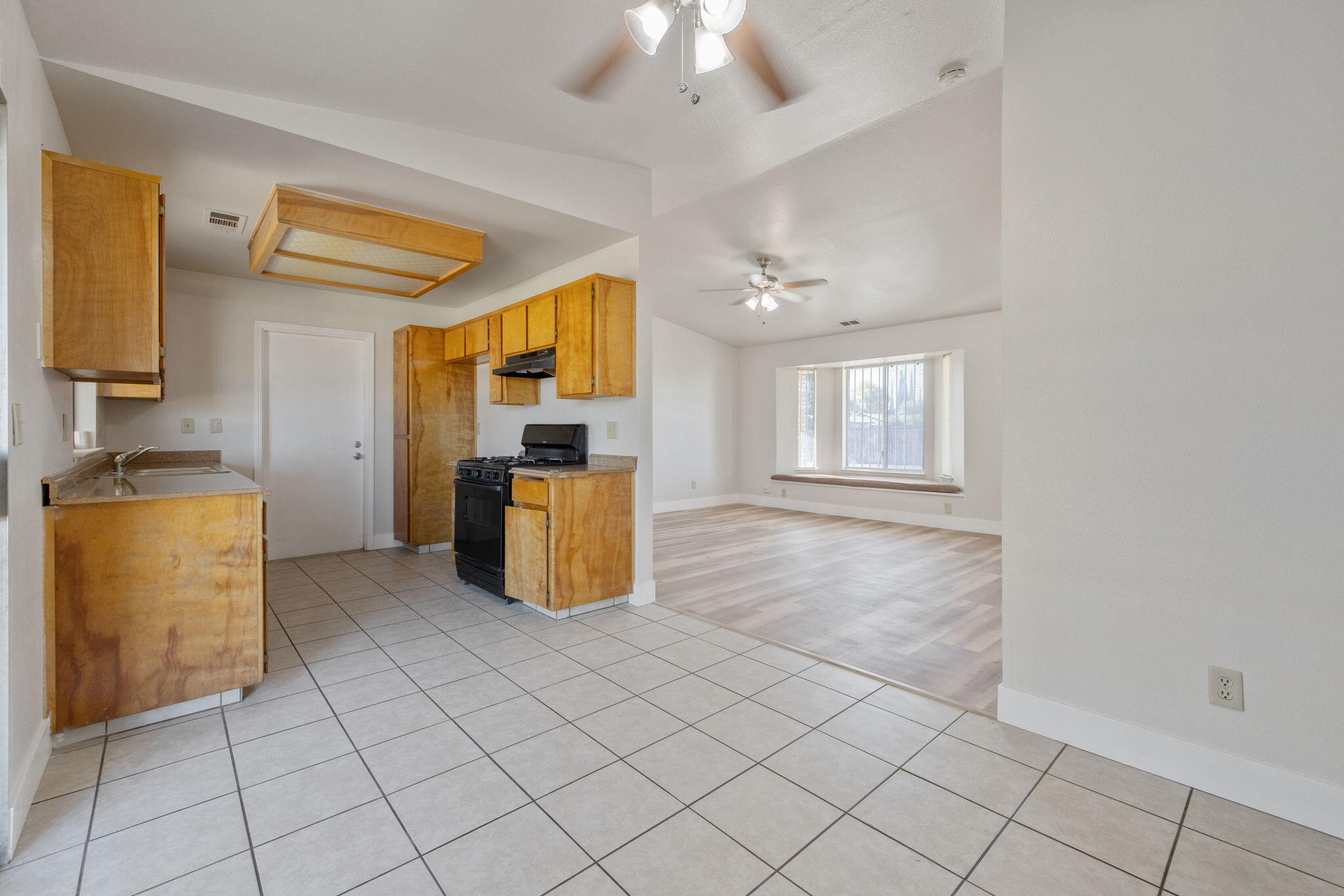 1296 W San Mateo Ave, Tulare, CA 93274