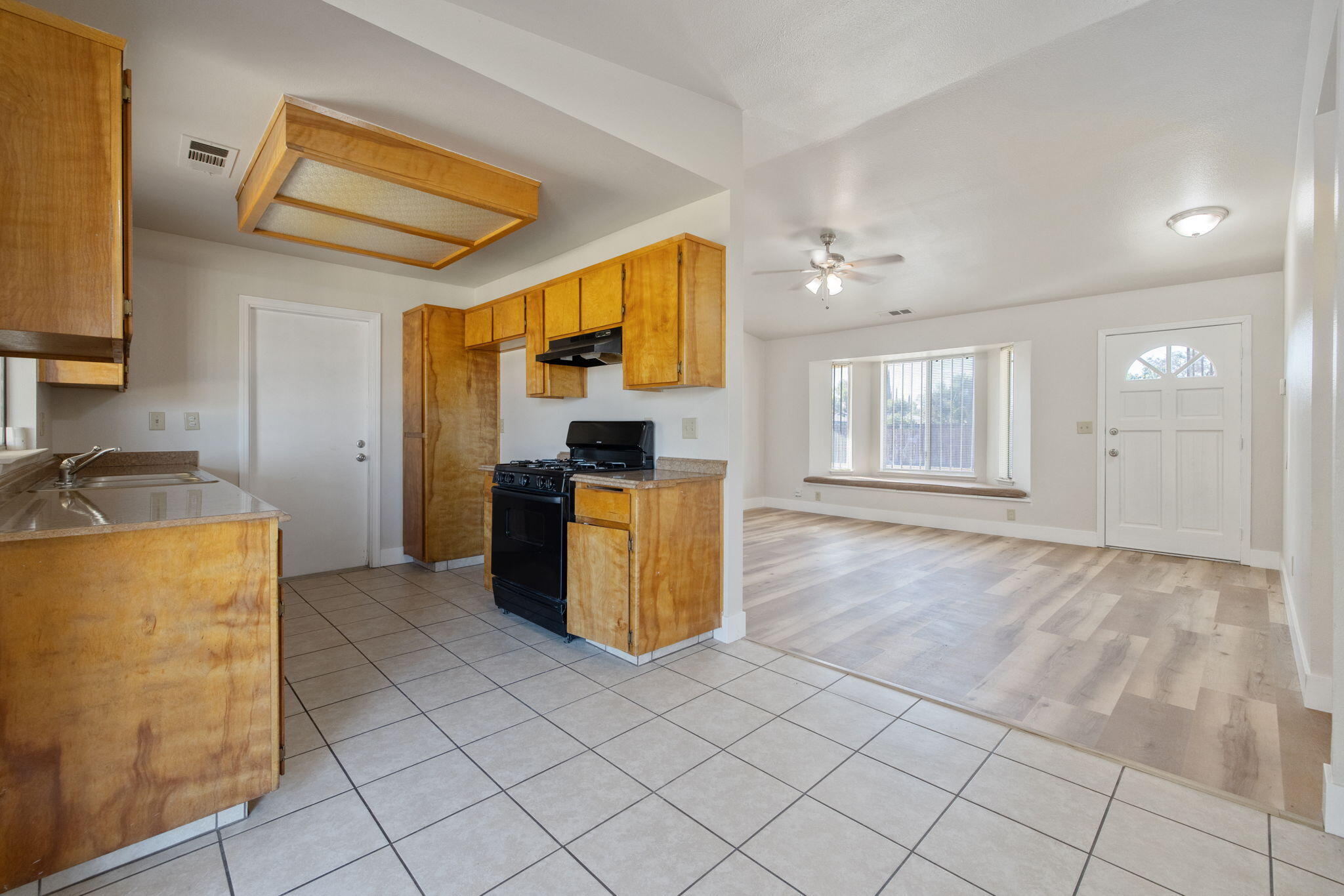 1296 W San Mateo Ave, Tulare, CA 93274