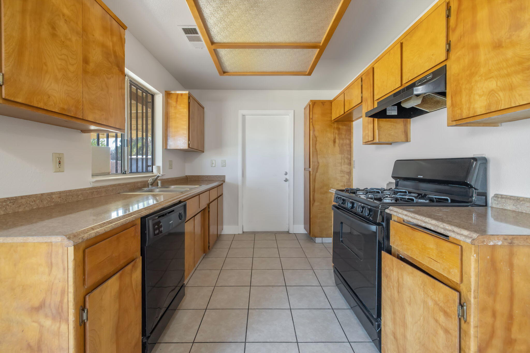 1296 W San Mateo Ave, Tulare, CA 93274