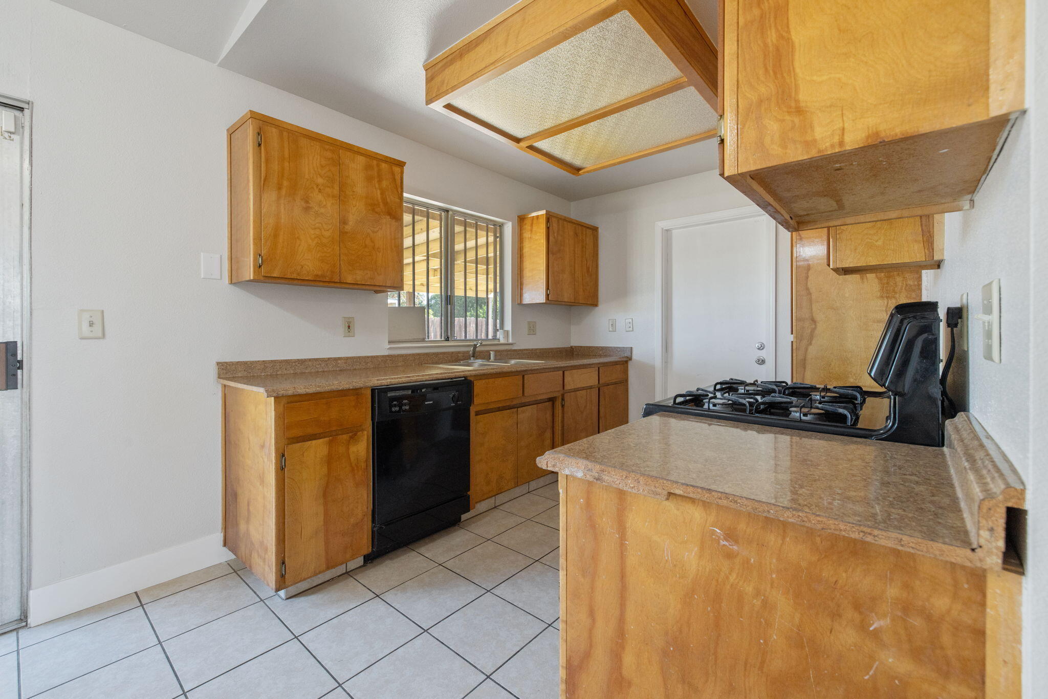 1296 W San Mateo Ave, Tulare, CA 93274