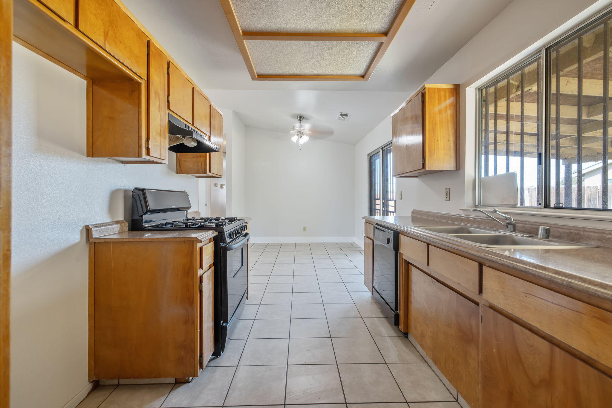 1296 W San Mateo Ave, Tulare, CA 93274