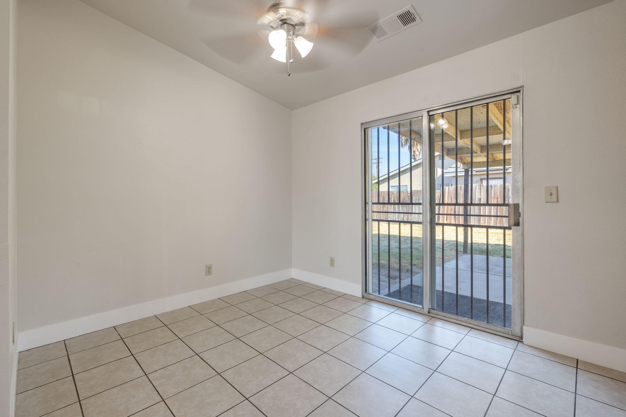 1296 W San Mateo Ave, Tulare, CA 93274