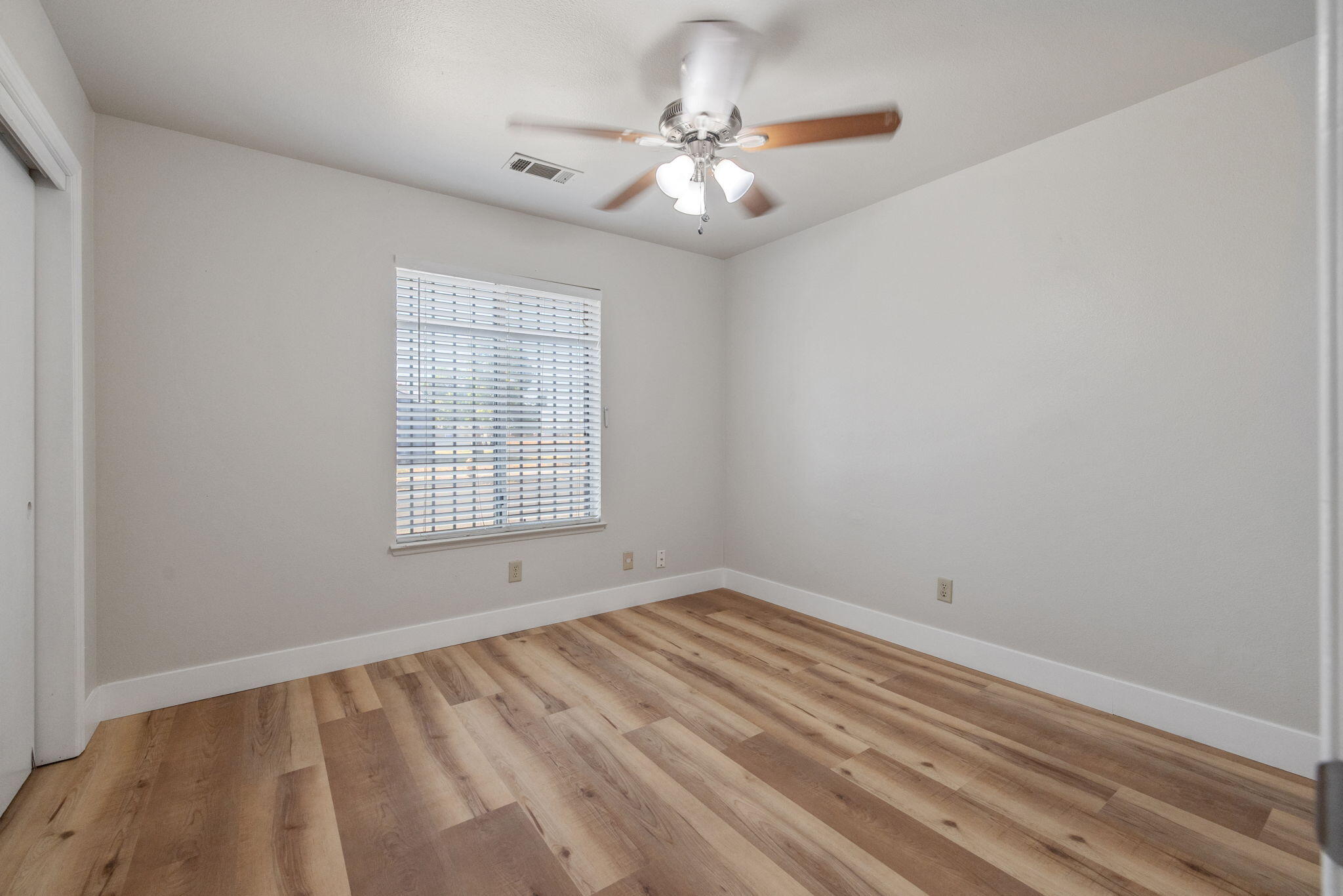 1296 W San Mateo Ave, Tulare, CA 93274