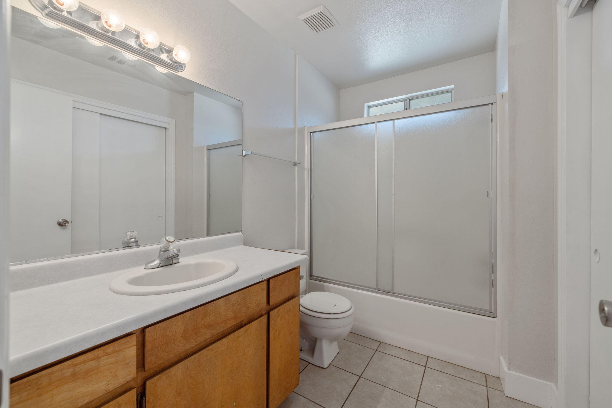 1296 W San Mateo Ave, Tulare, CA 93274