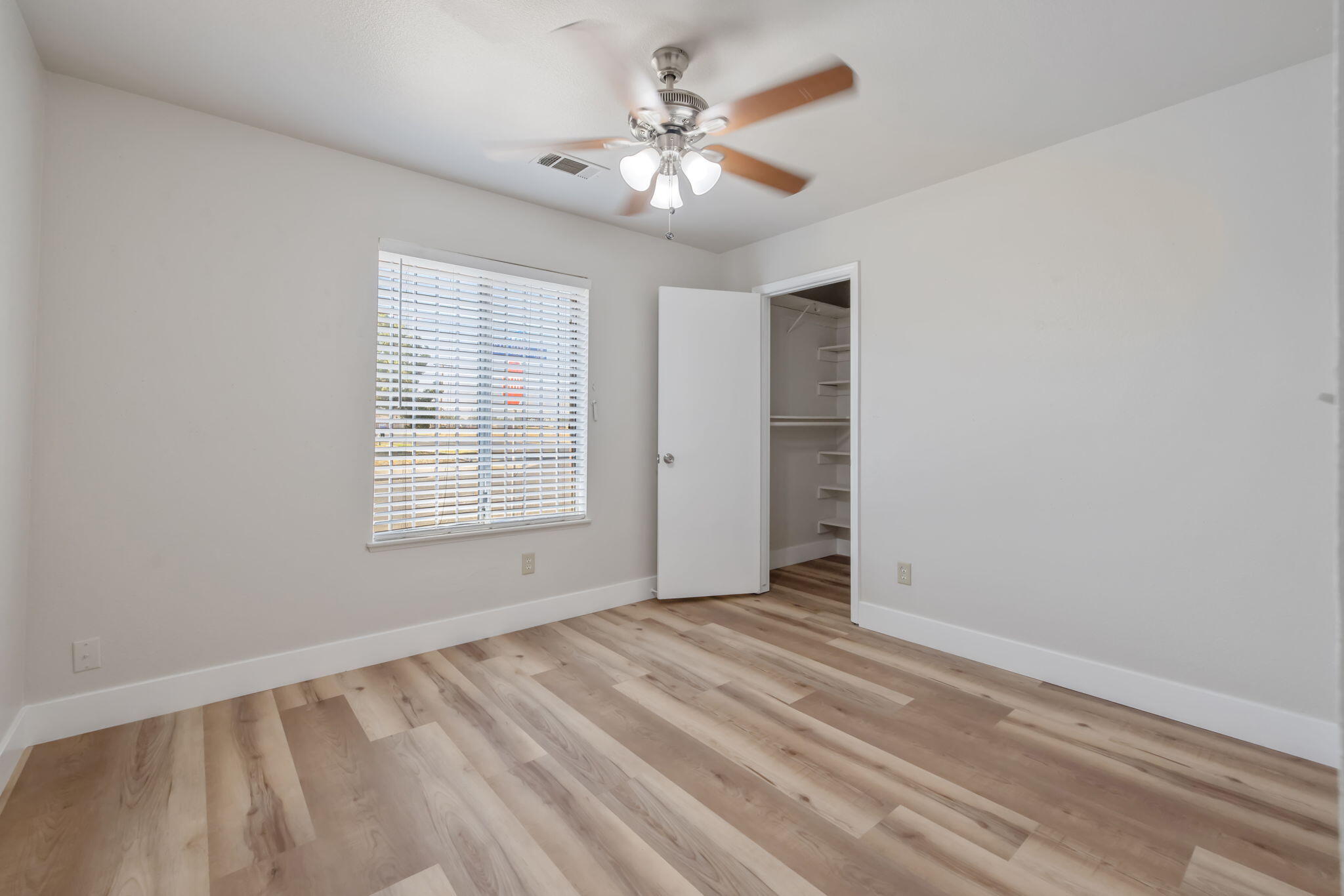1296 W San Mateo Ave, Tulare, CA 93274