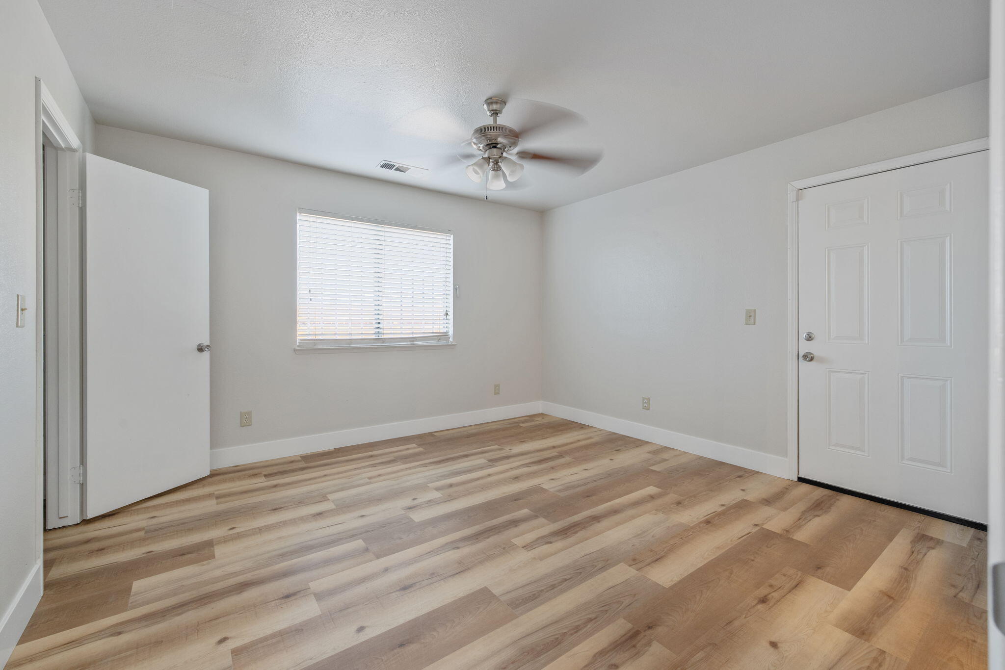 1296 W San Mateo Ave, Tulare, CA 93274