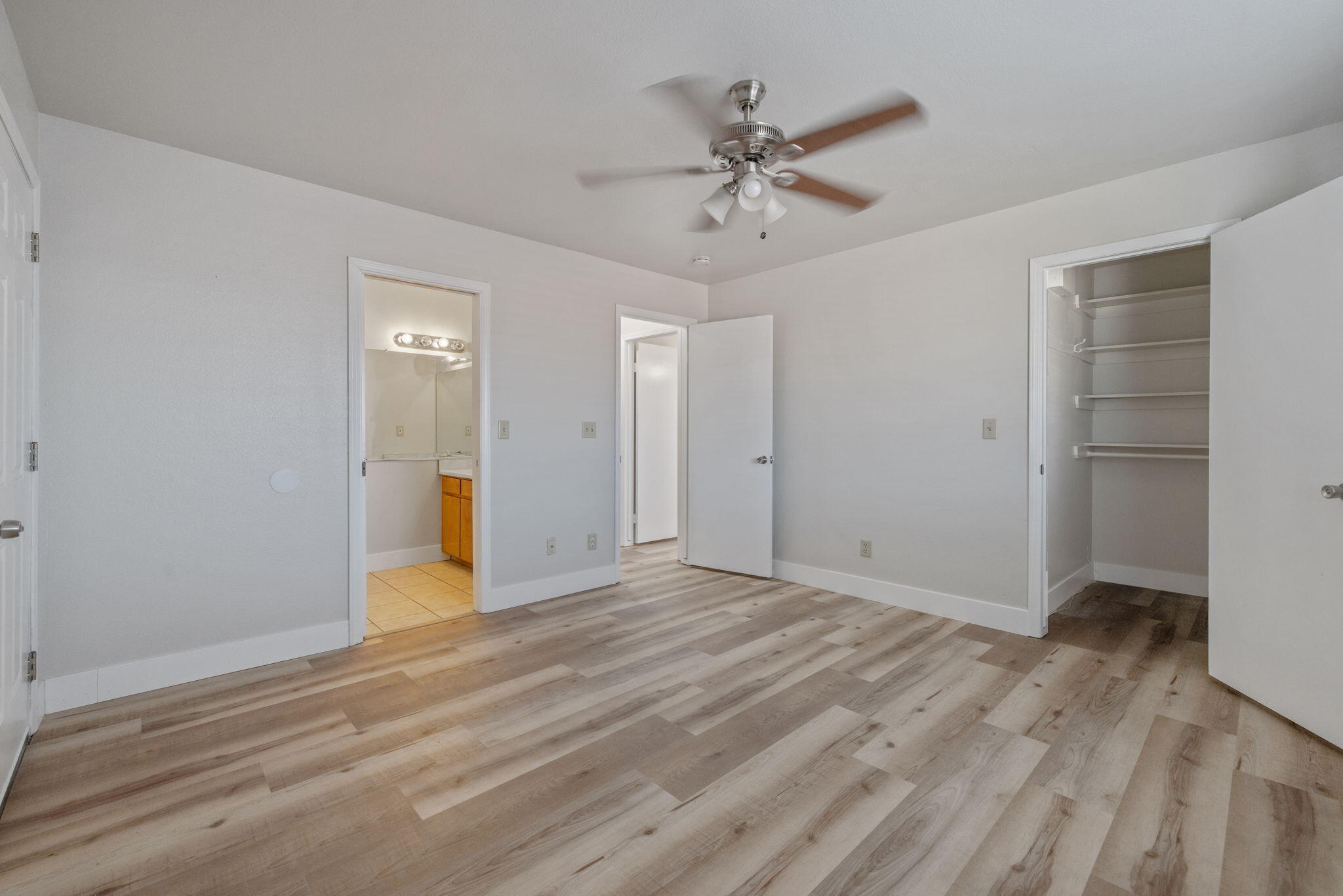 1296 W San Mateo Ave, Tulare, CA 93274