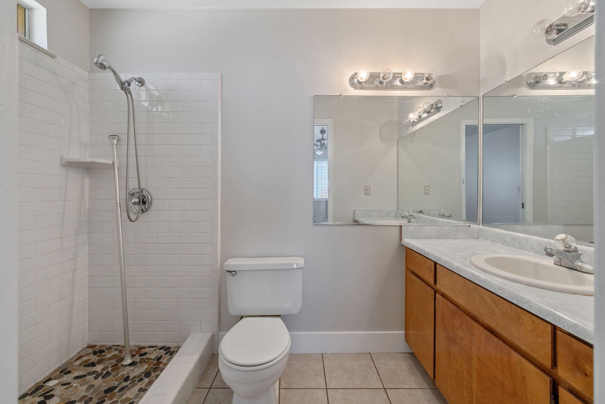 1296 W San Mateo Ave, Tulare, CA 93274