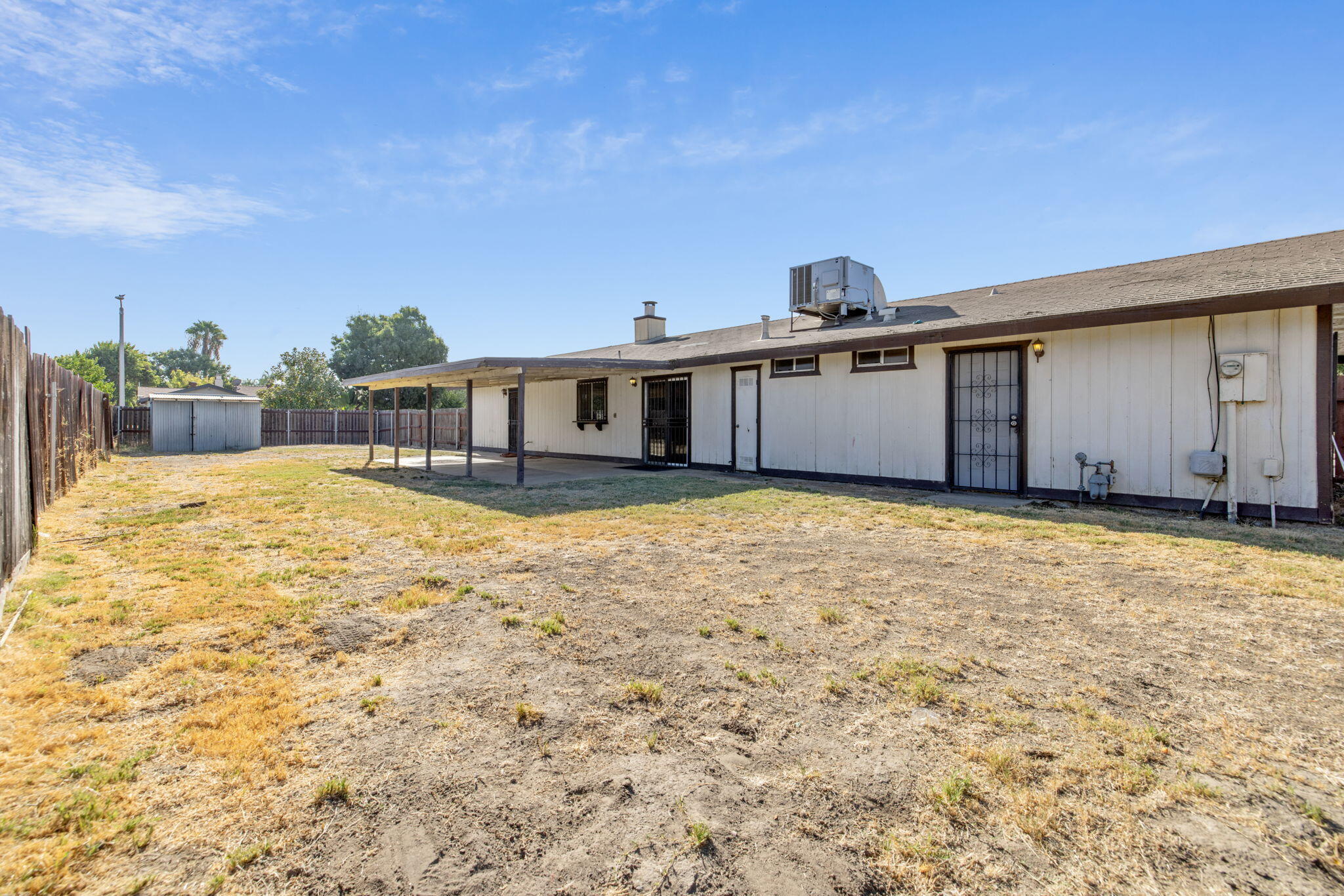 1296 W San Mateo Ave, Tulare, CA 93274