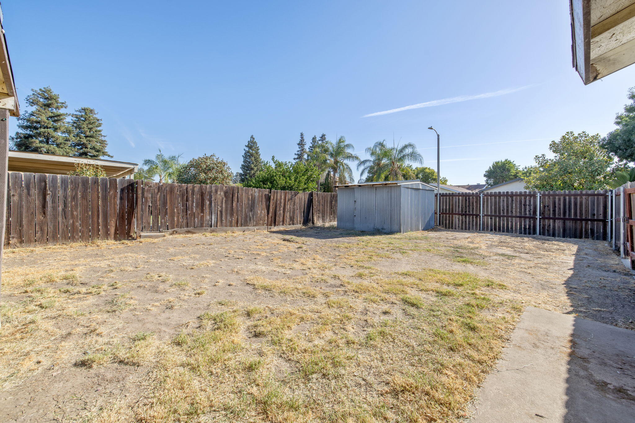 1296 W San Mateo Ave, Tulare, CA 93274