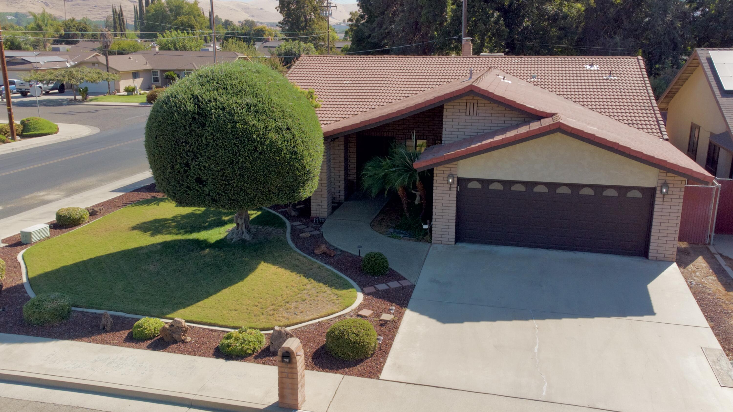 1380 Lindale Pl, Porterville, CA 93257