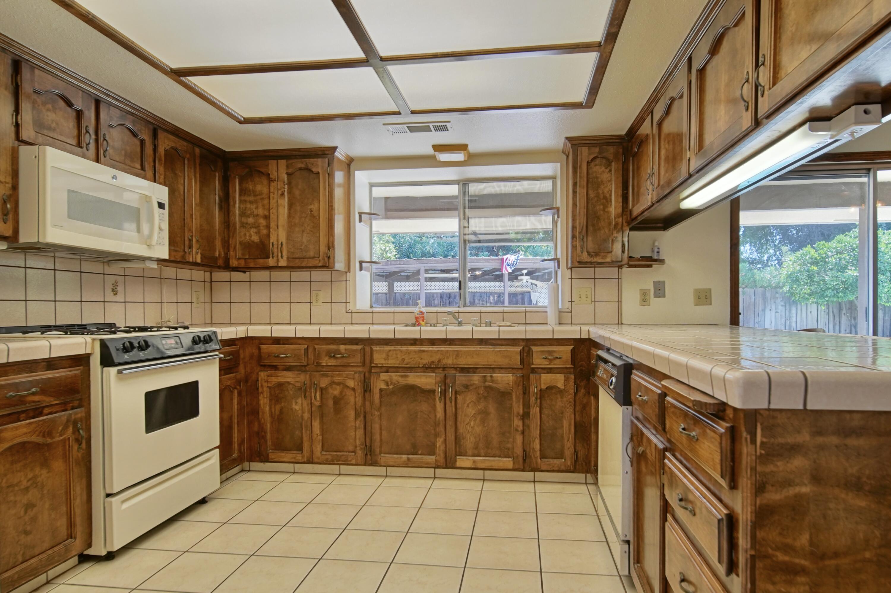 1380 Lindale Pl, Porterville, CA 93257