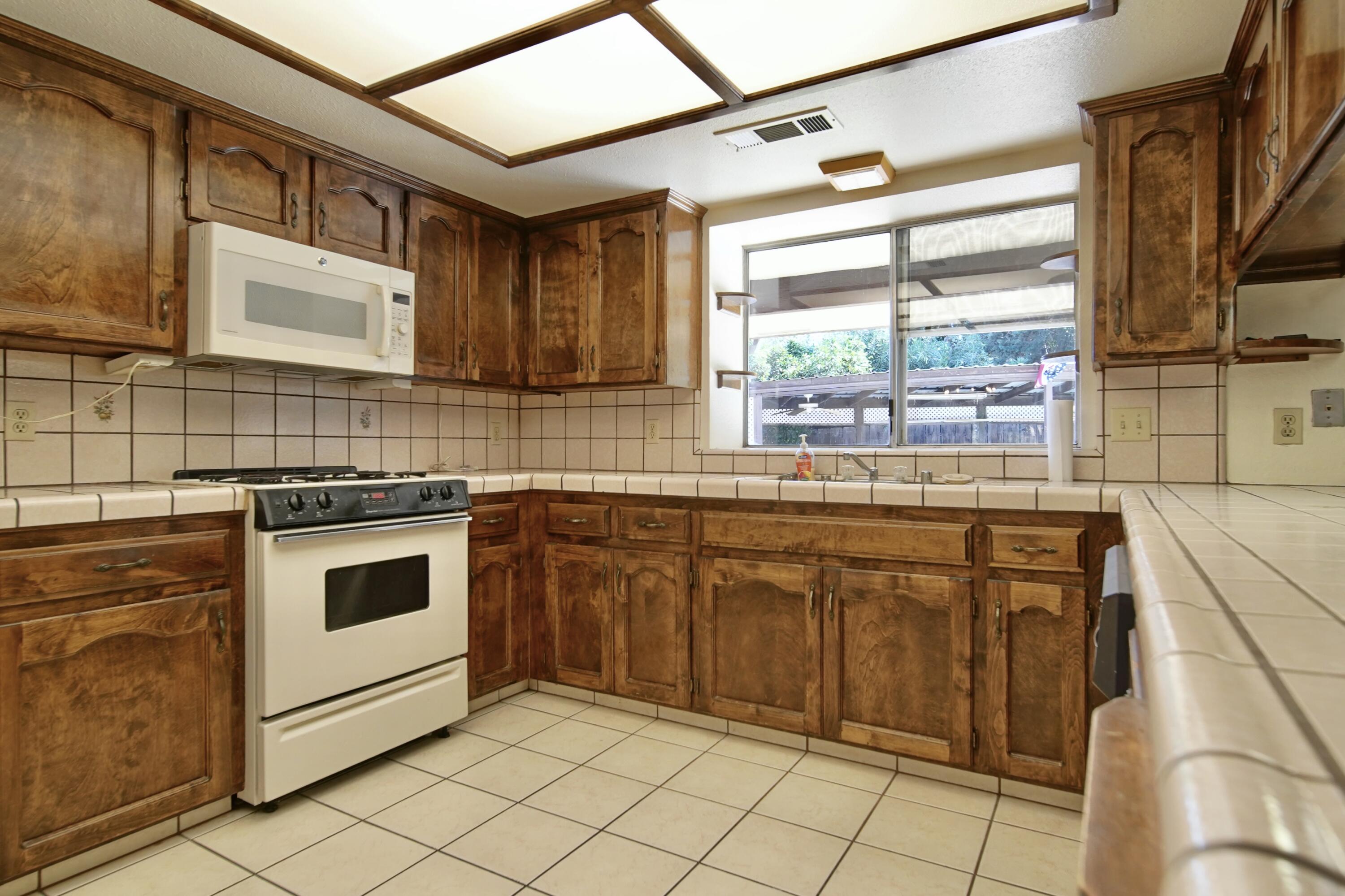 1380 Lindale Pl, Porterville, CA 93257