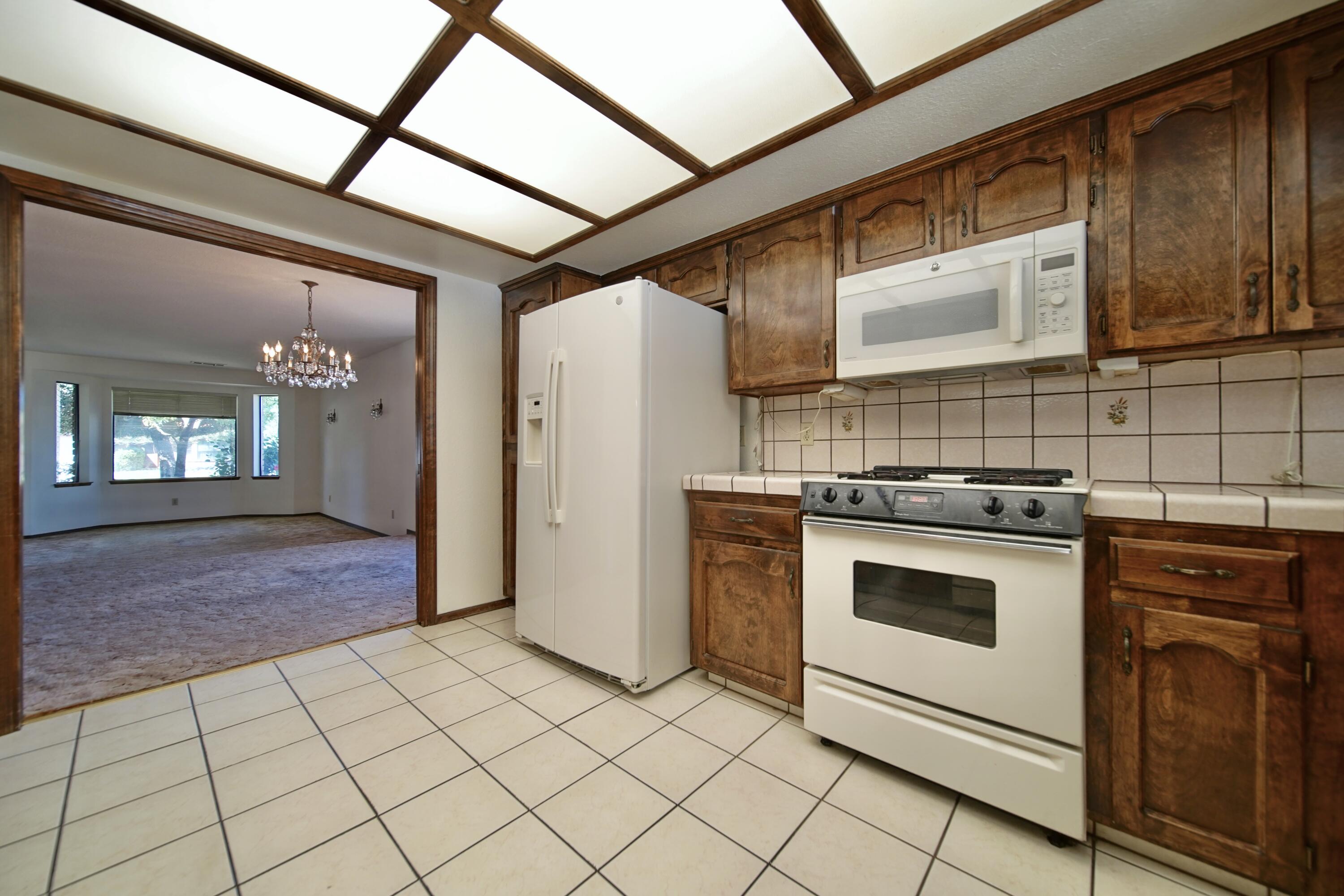 1380 Lindale Pl, Porterville, CA 93257
