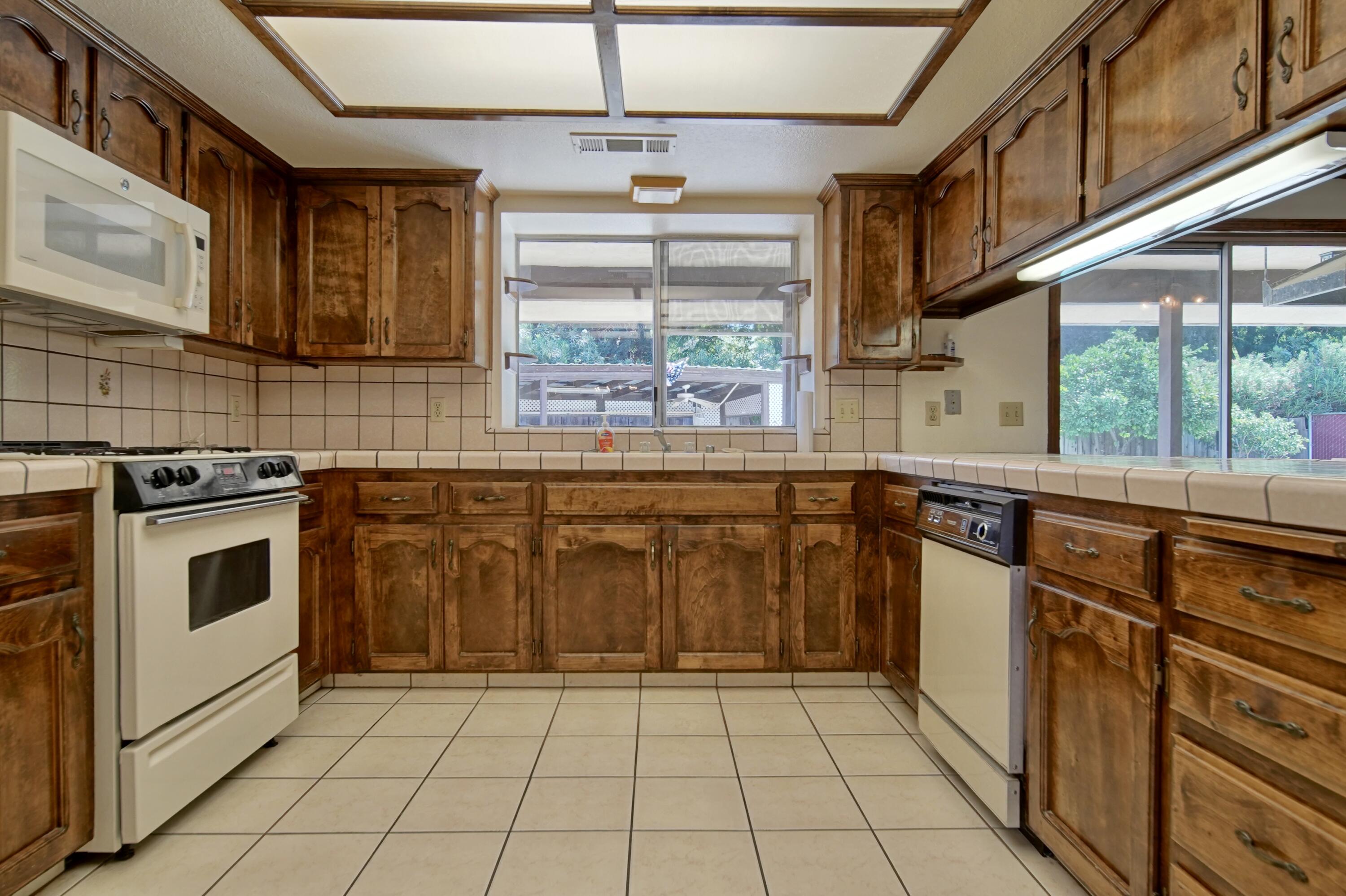 1380 Lindale Pl, Porterville, CA 93257